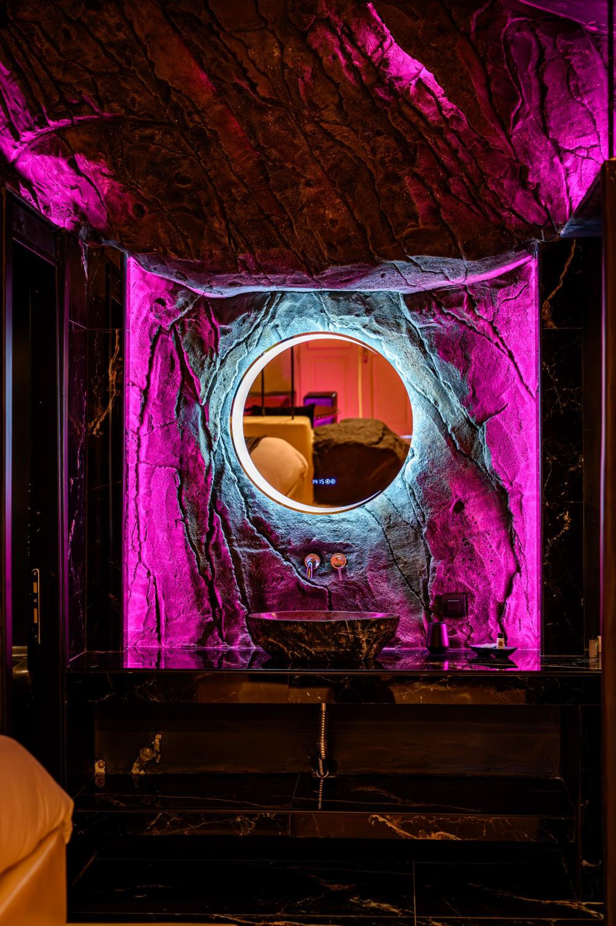 Deluxe Suite with Sea View - Photo 14