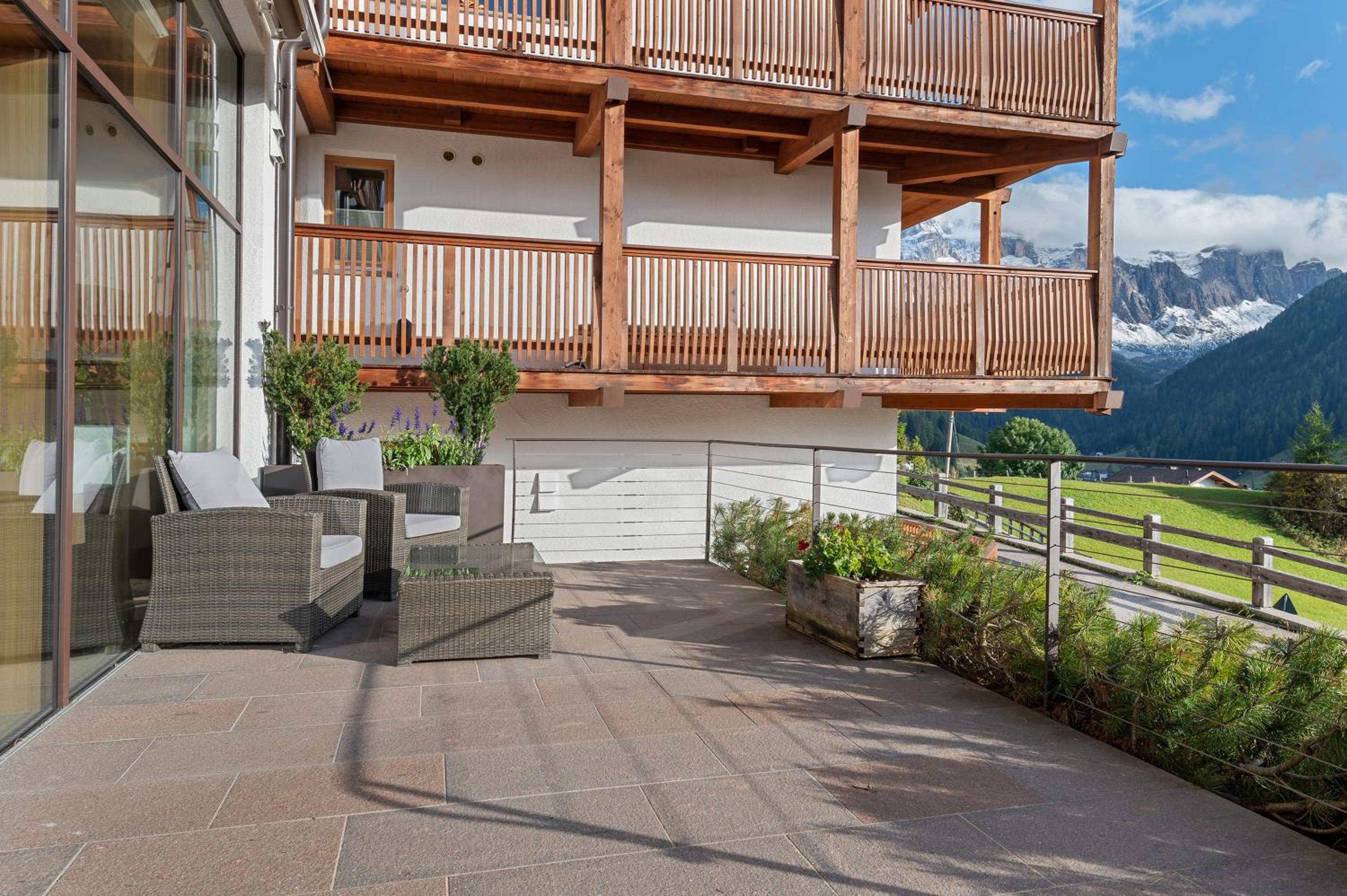 Two-Bedroom Apartment with Mountain View photo 2