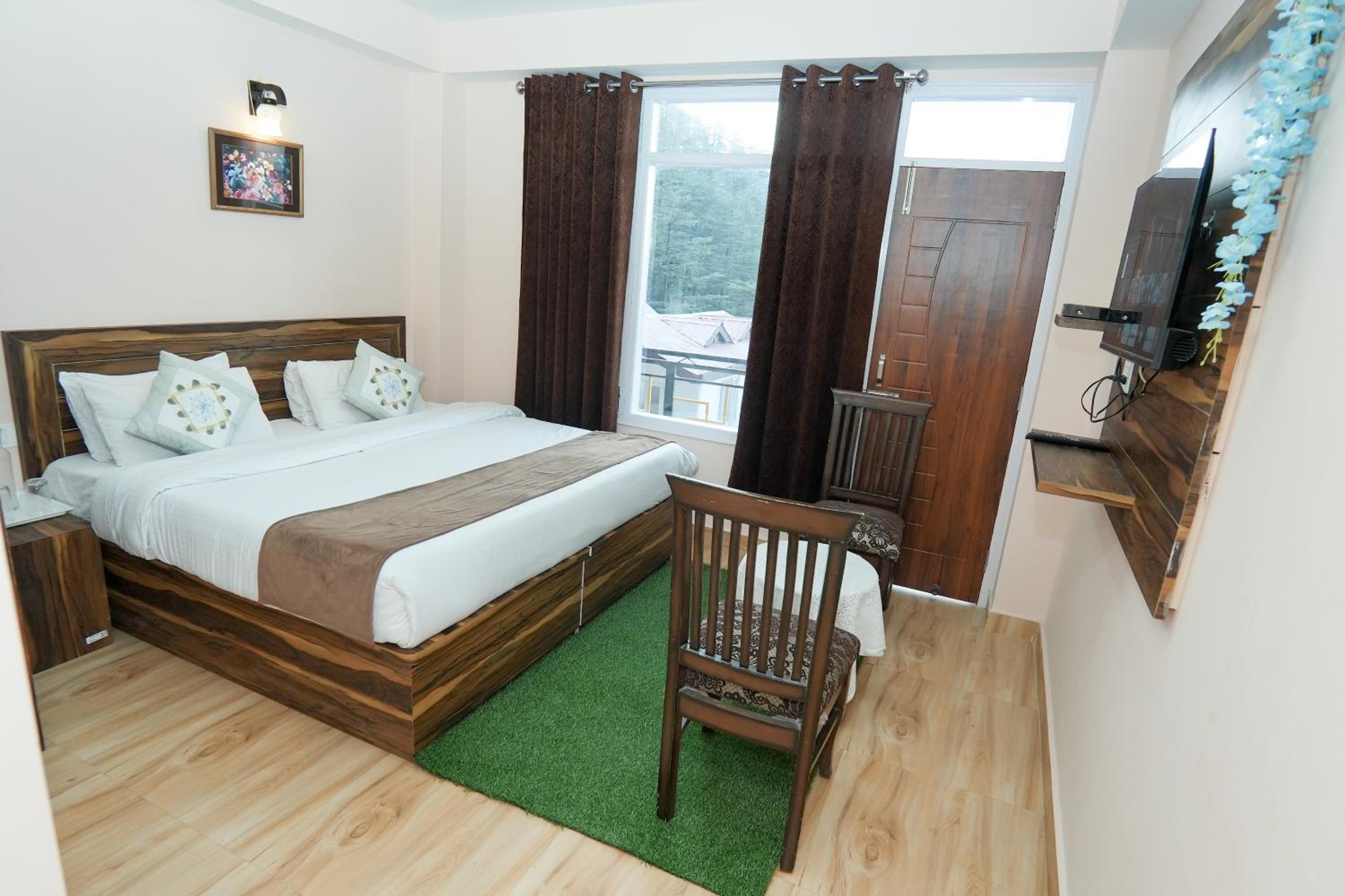 Family Room With Balcony photo 2