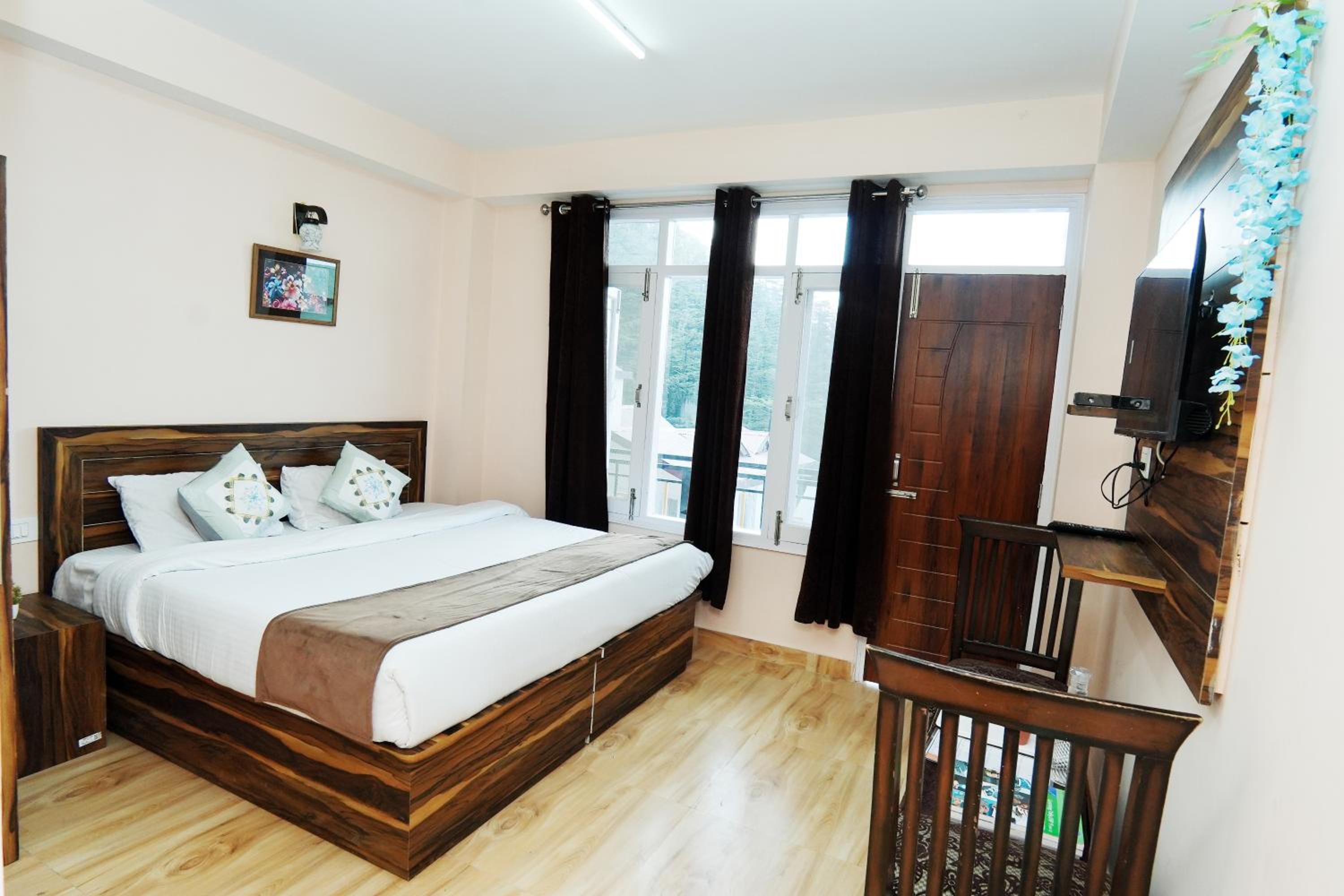 Family Room With Balcony photo 3