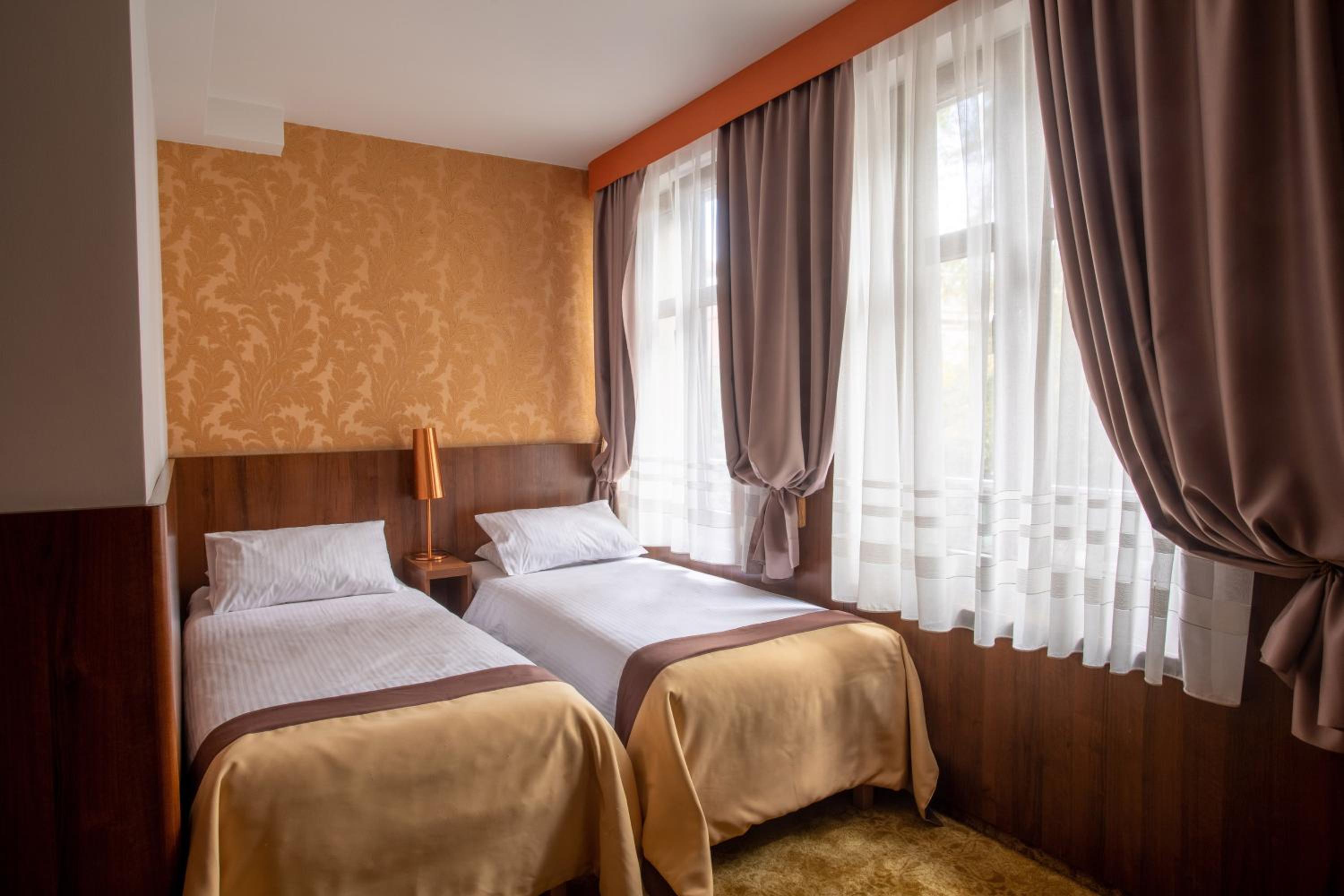 Double or Twin Room - Photo 8