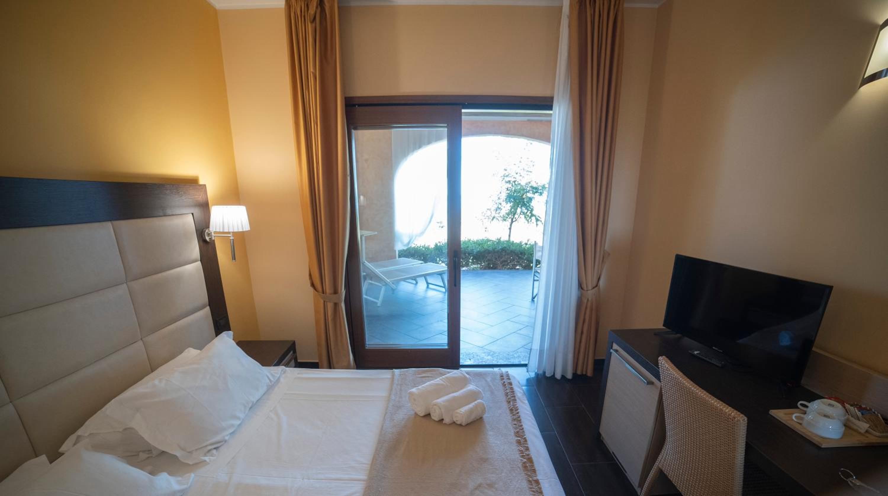 Deluxe Room - Photo 3