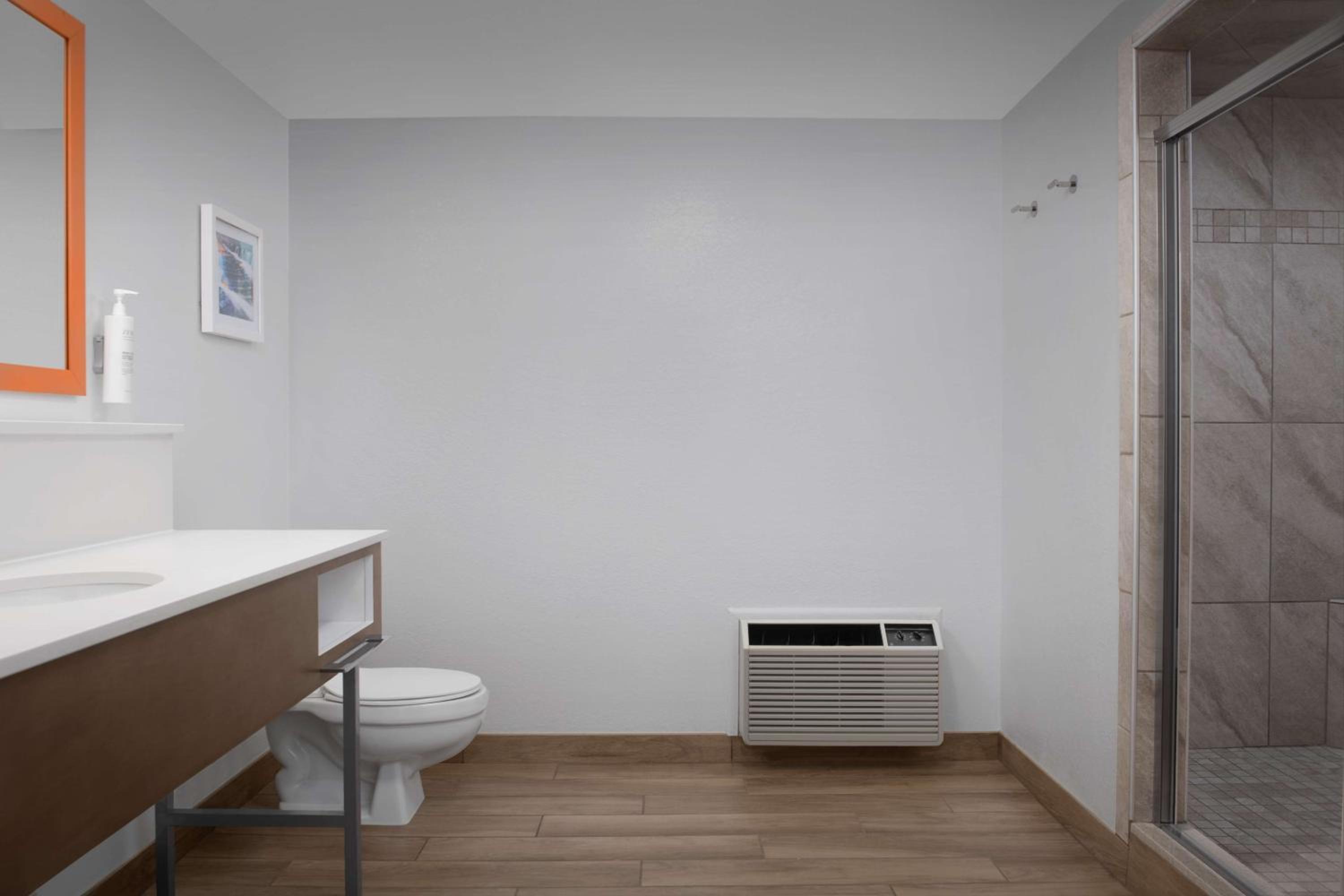 King Room with King Bed - Non-Smoking - Photo 2