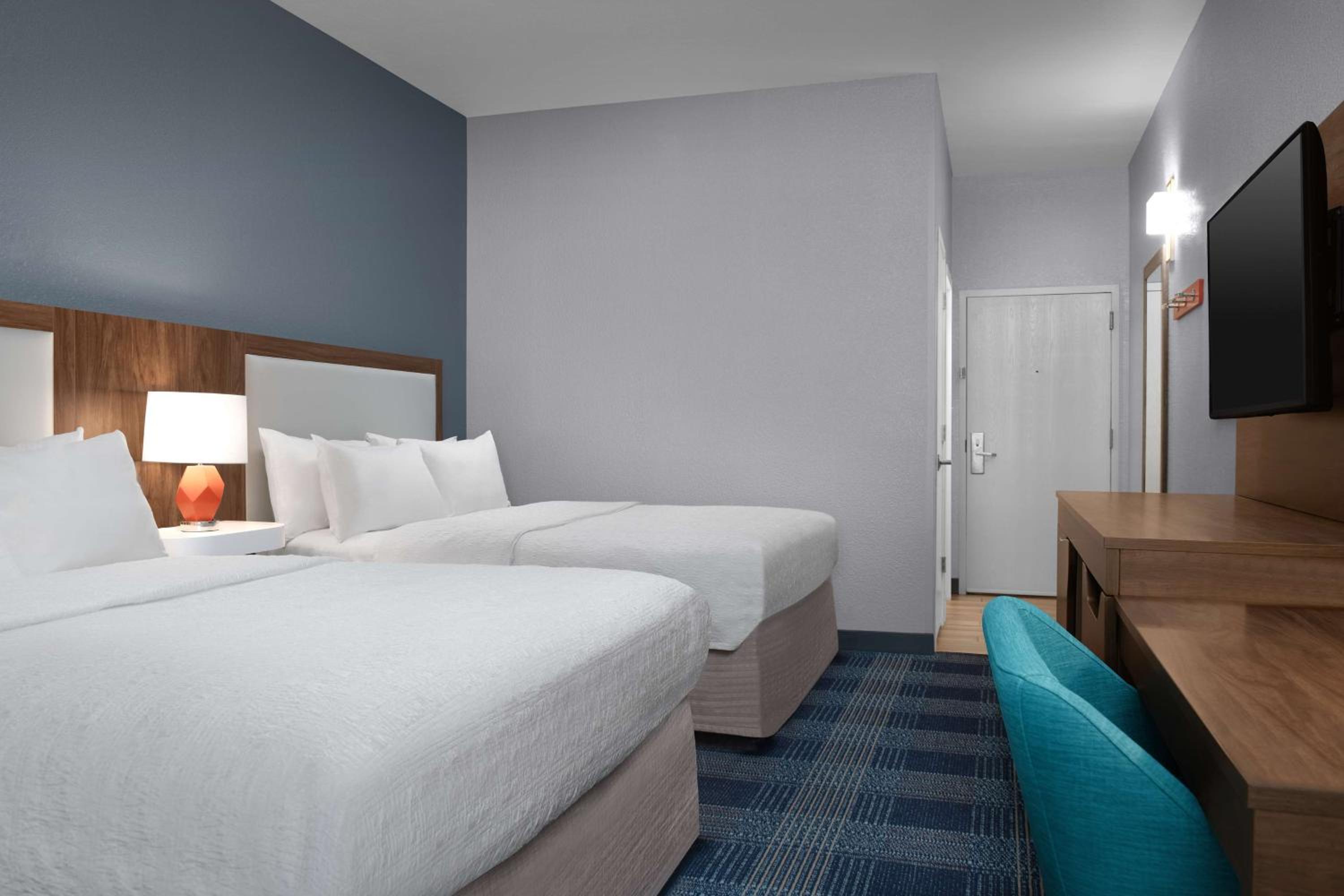 Room with Two Queen Beds - Non-Smoking - Photo 6