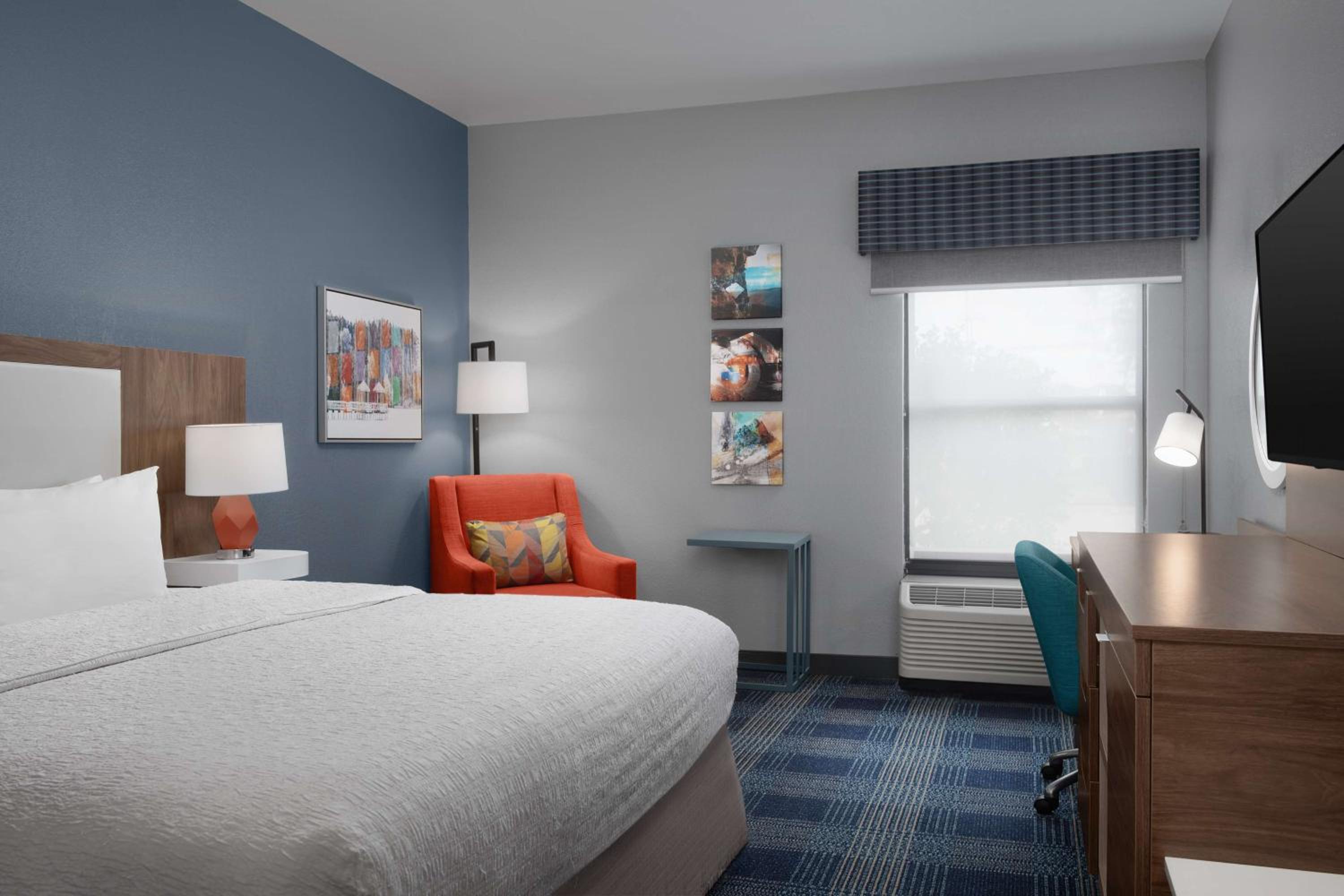 King Room with King Bed - Non-Smoking - Photo 5