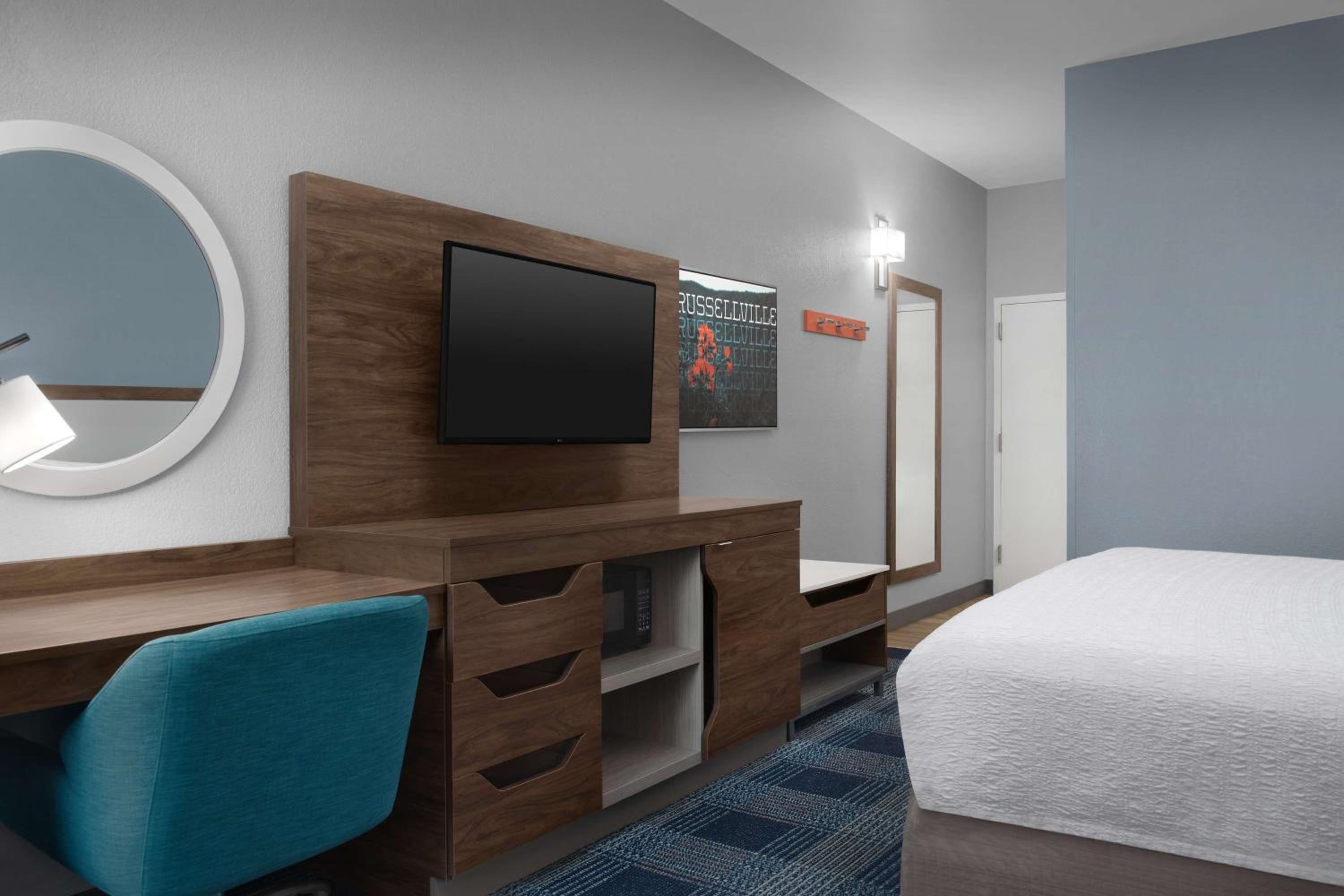 King Room with King Bed - Non-Smoking - Photo 6