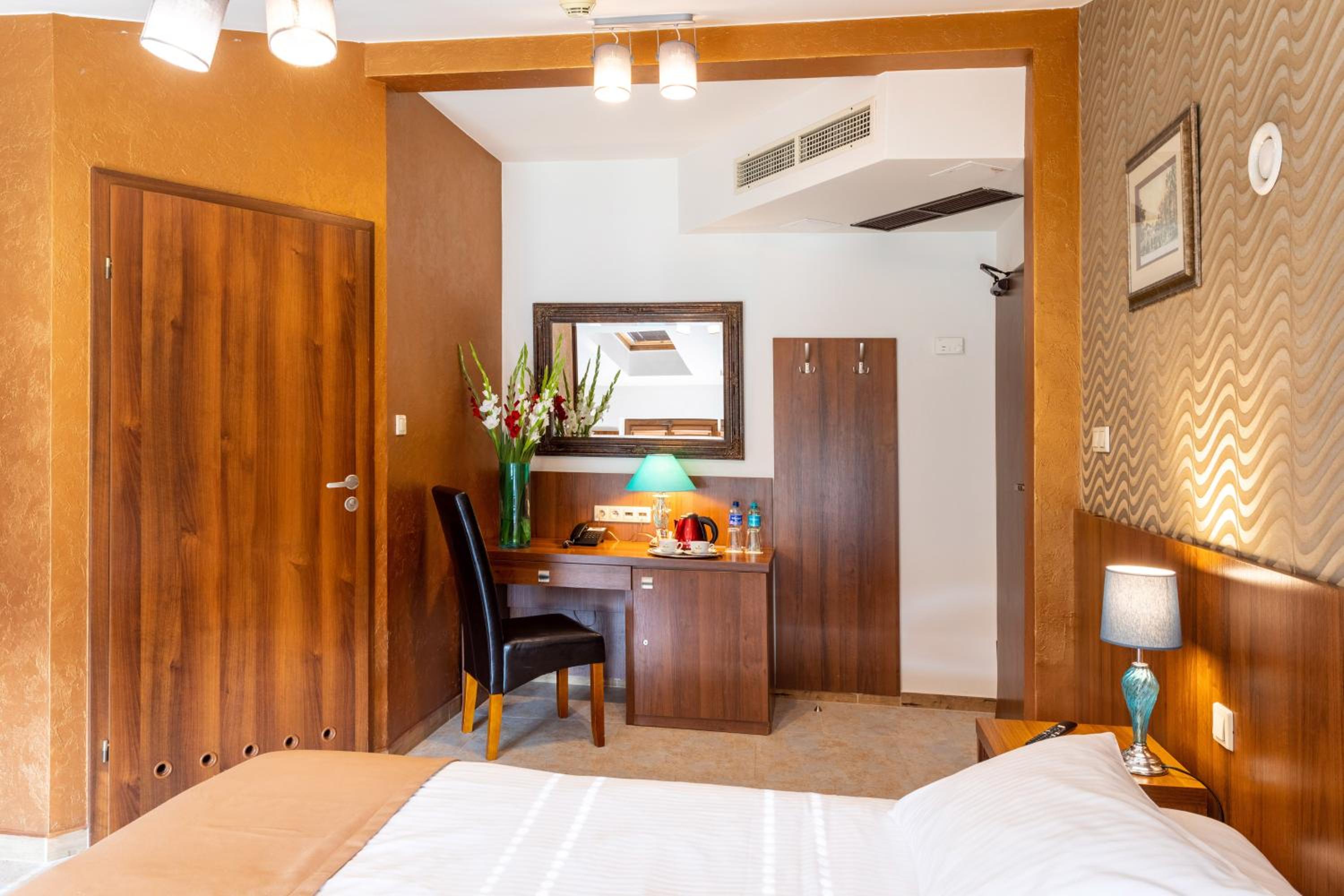 Double or Twin Room - Photo 7