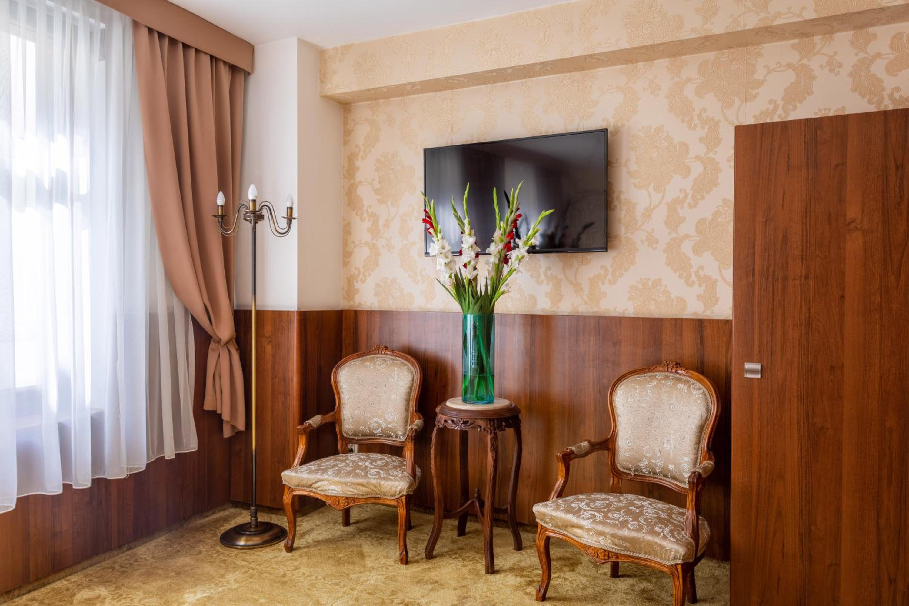 Double or Twin Room - Photo 6