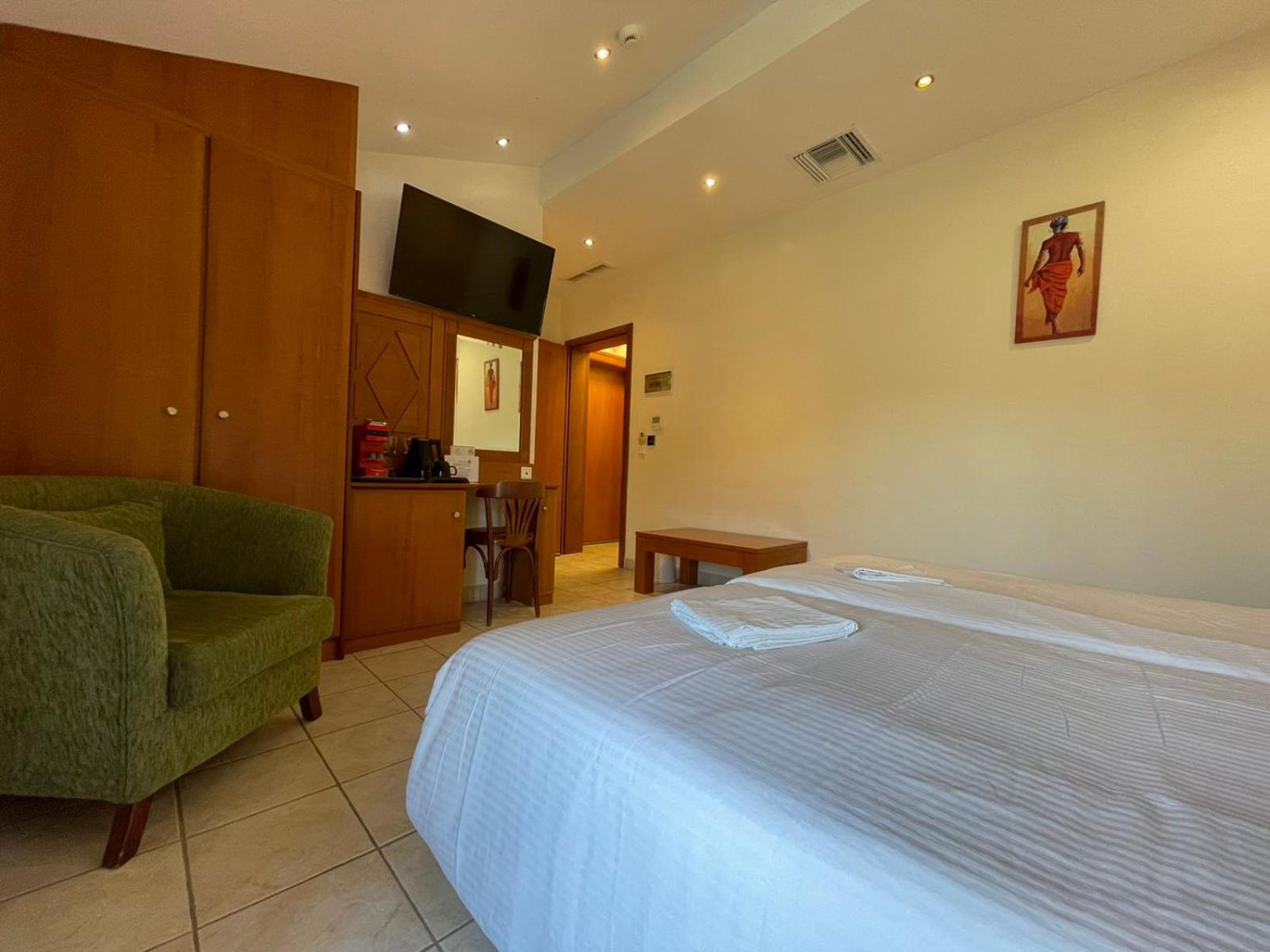 Large Double or Twin Room photo 1