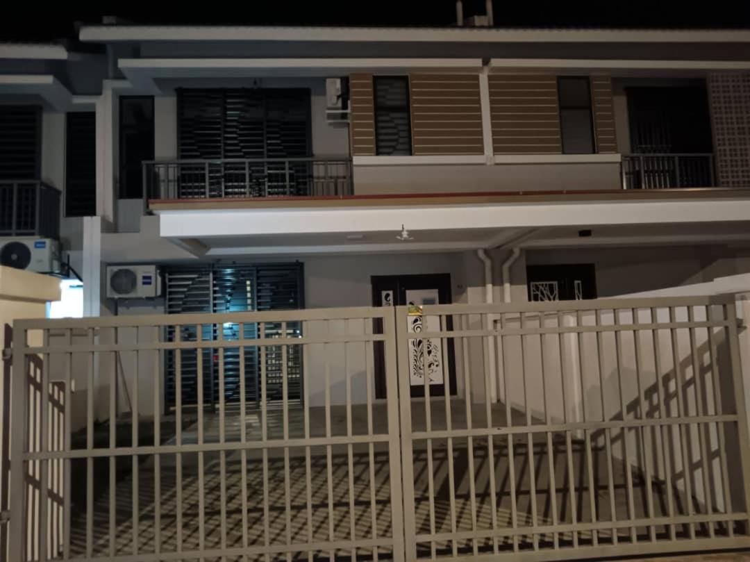 Four-Bedroom House photo 2