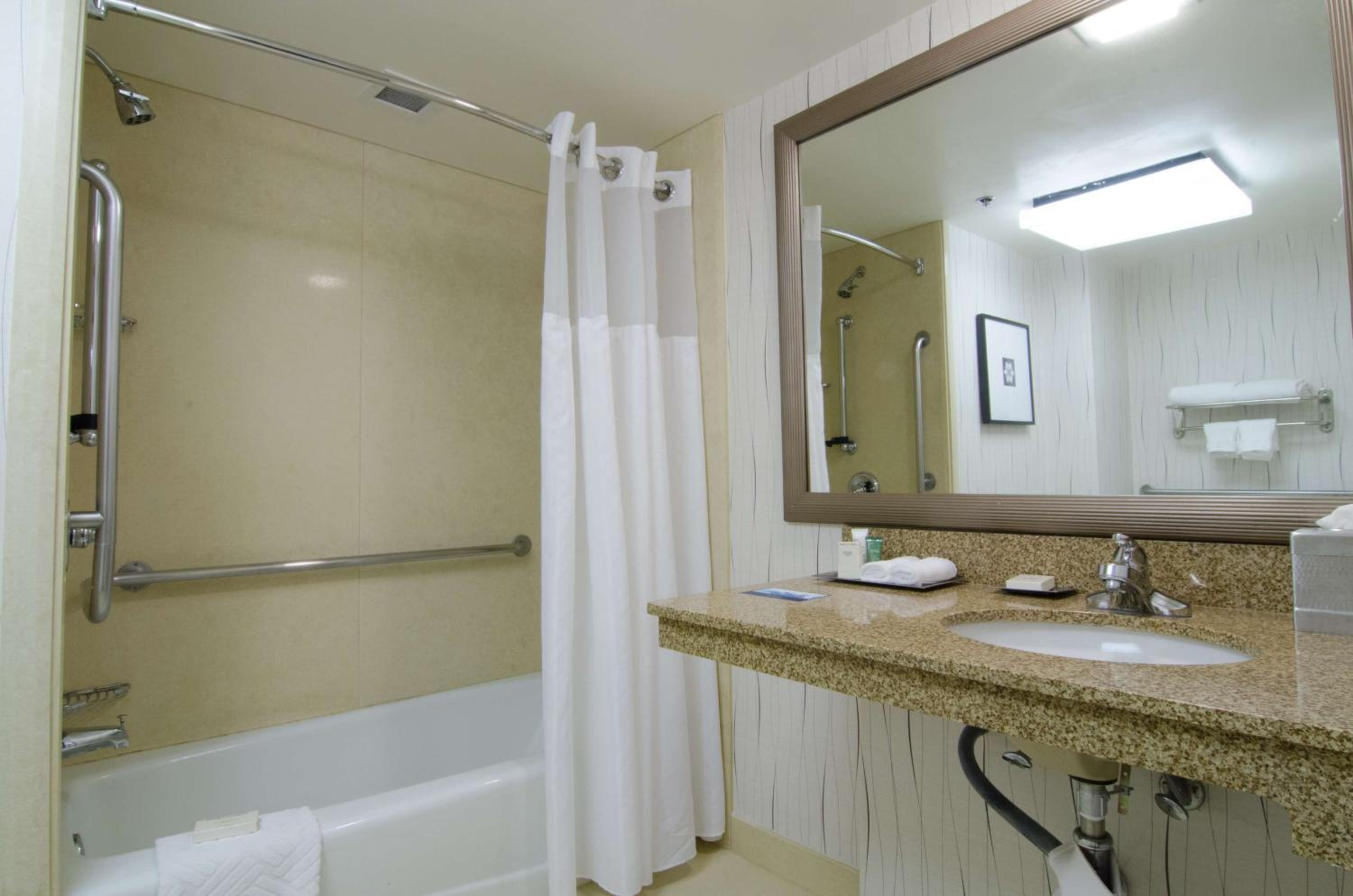 Double Room with Two Double Beds and Tub - Mobility/Hearing Accessible photo 2
