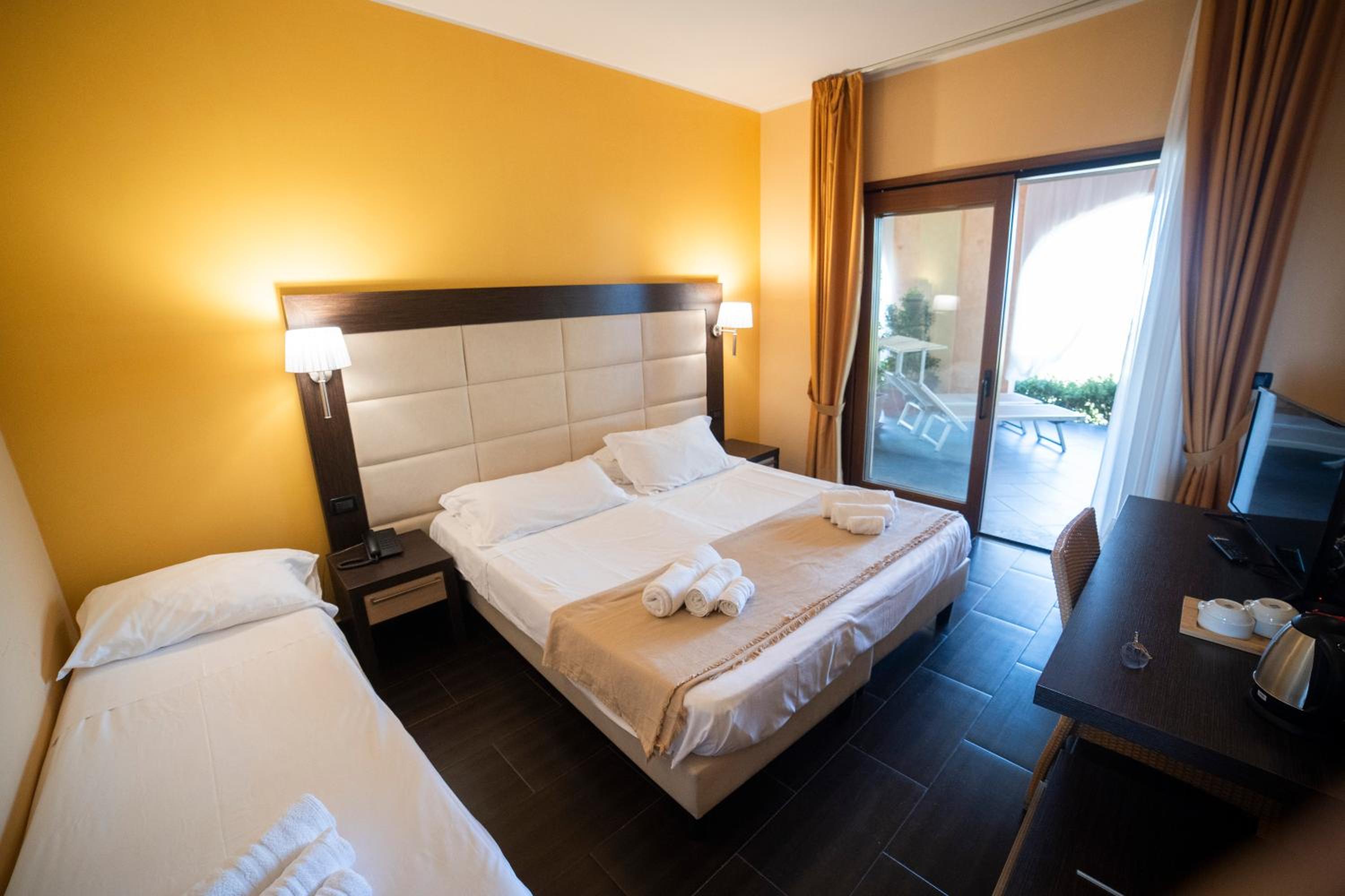 Deluxe Room - Photo 4