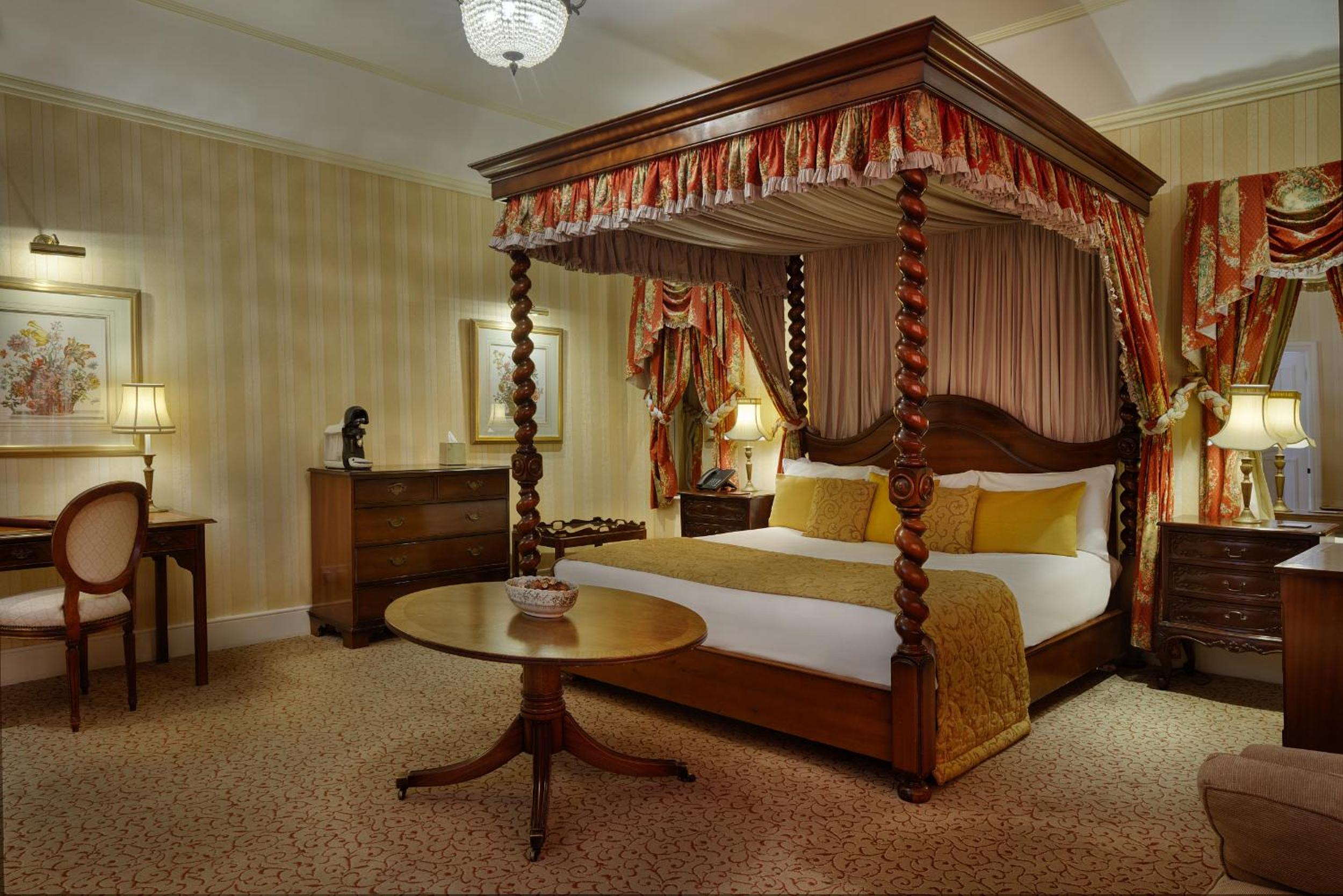 Queen Suite - Photo 1
