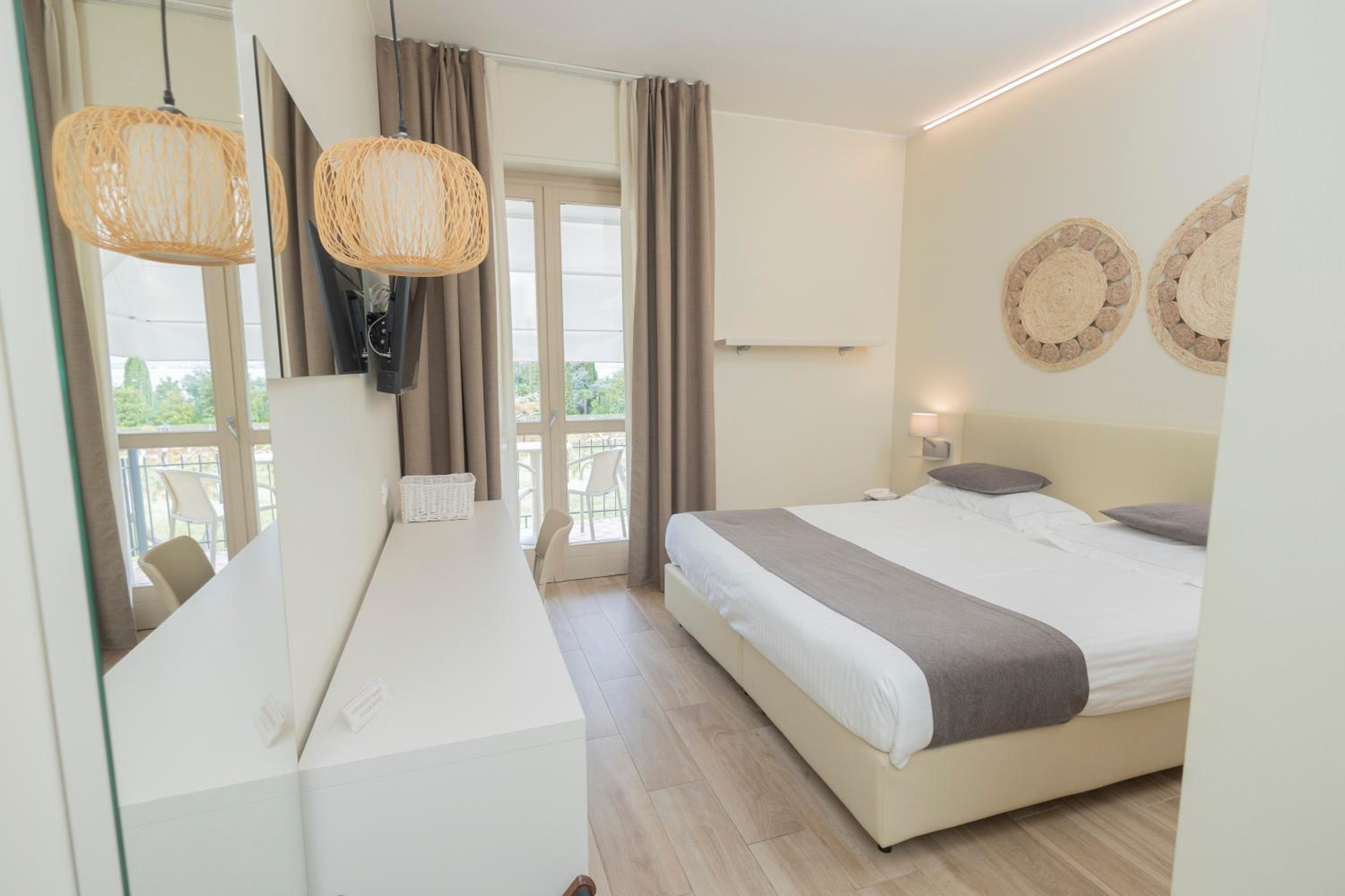 Comfort Double with Balcony and lake view - Photo 1