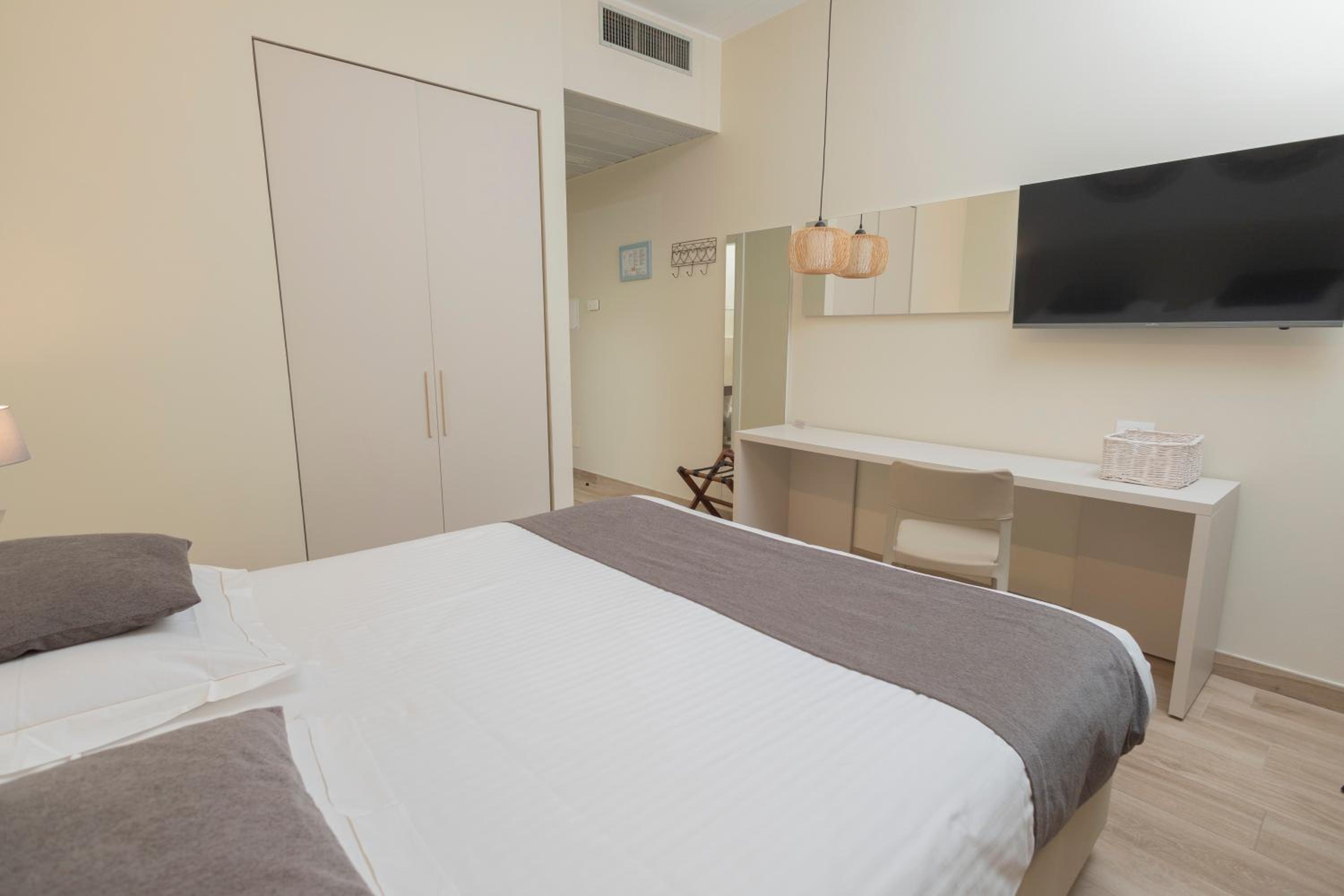 Comfort Double with Balcony and lake view - Photo 4