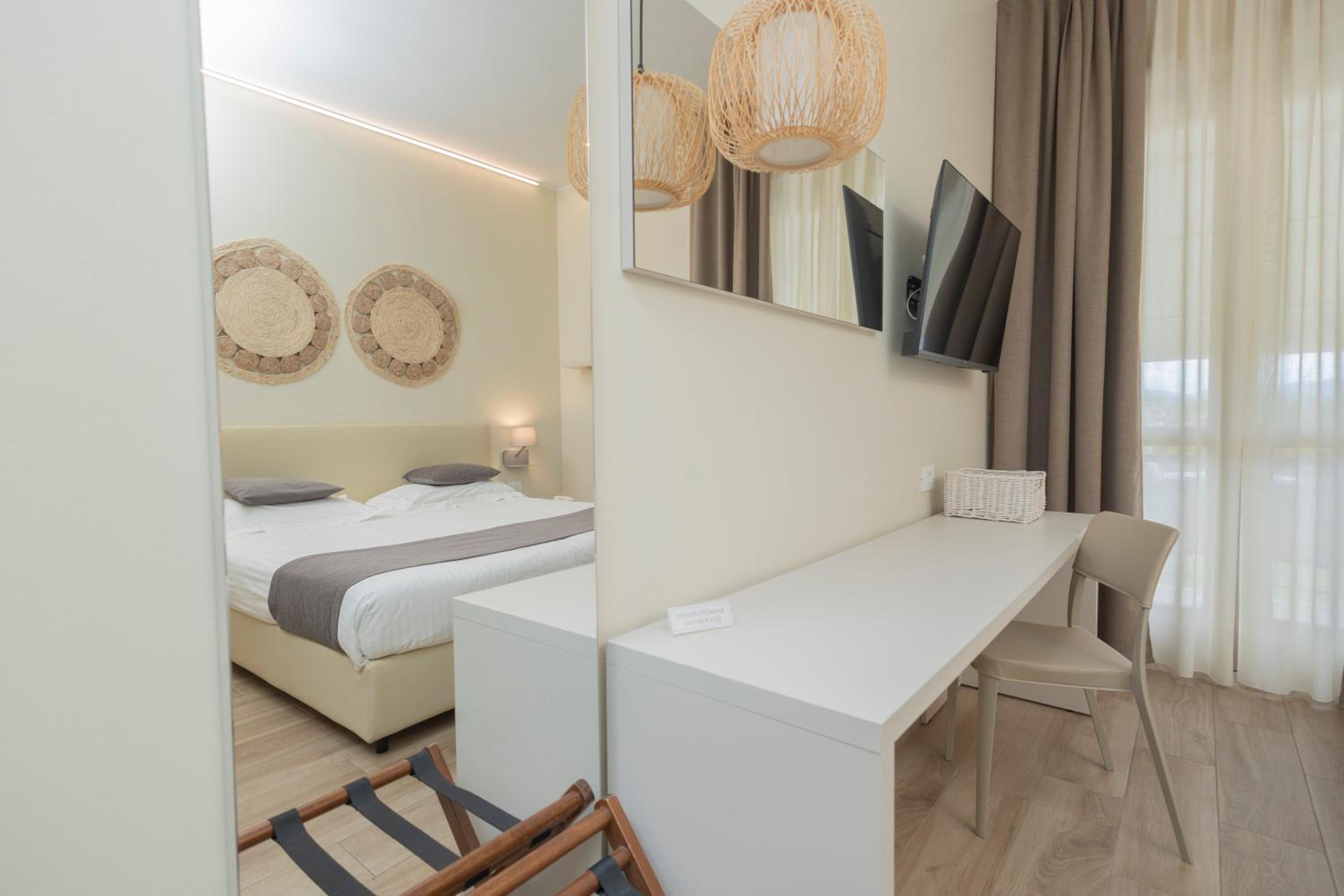 Comfort Double with Balcony and lake view - Photo 3