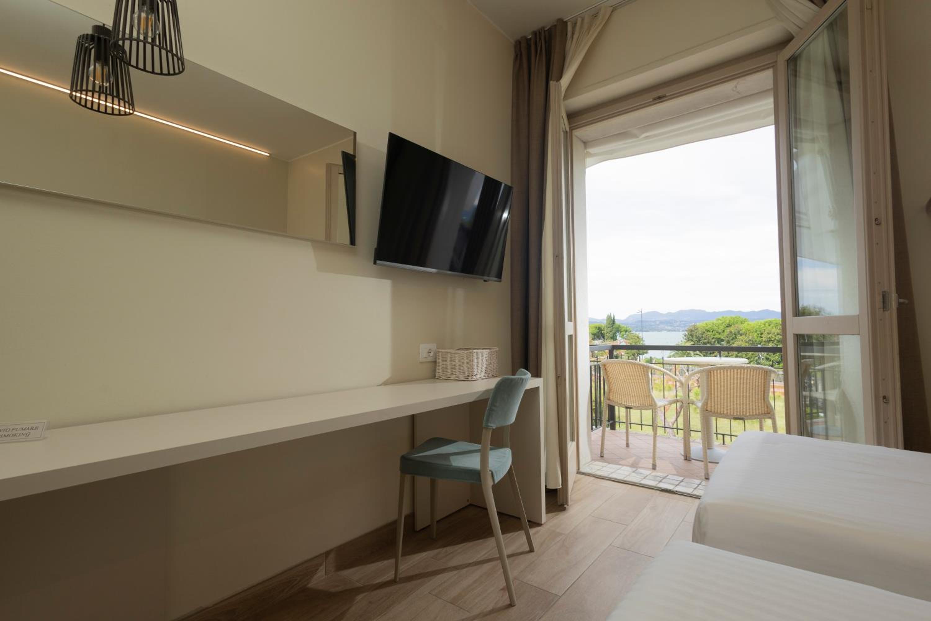 Comfort Double with Balcony and lake view - Photo 5