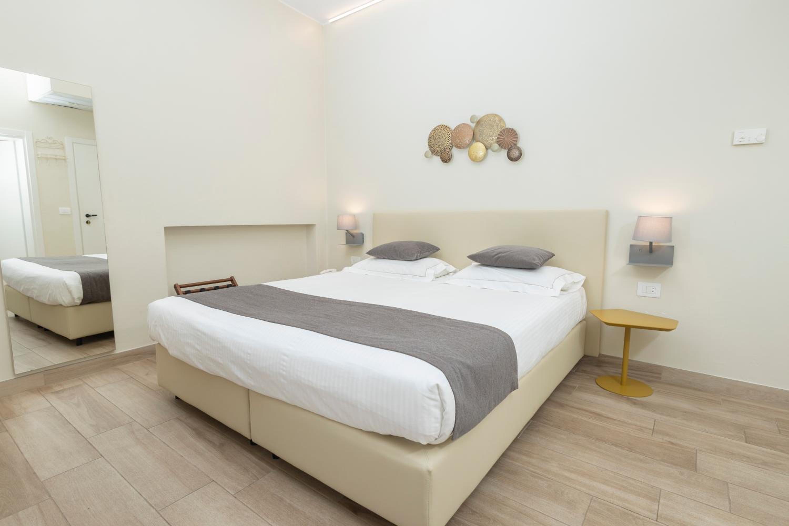 Comfort Double with Balcony and lake view - Photo 8