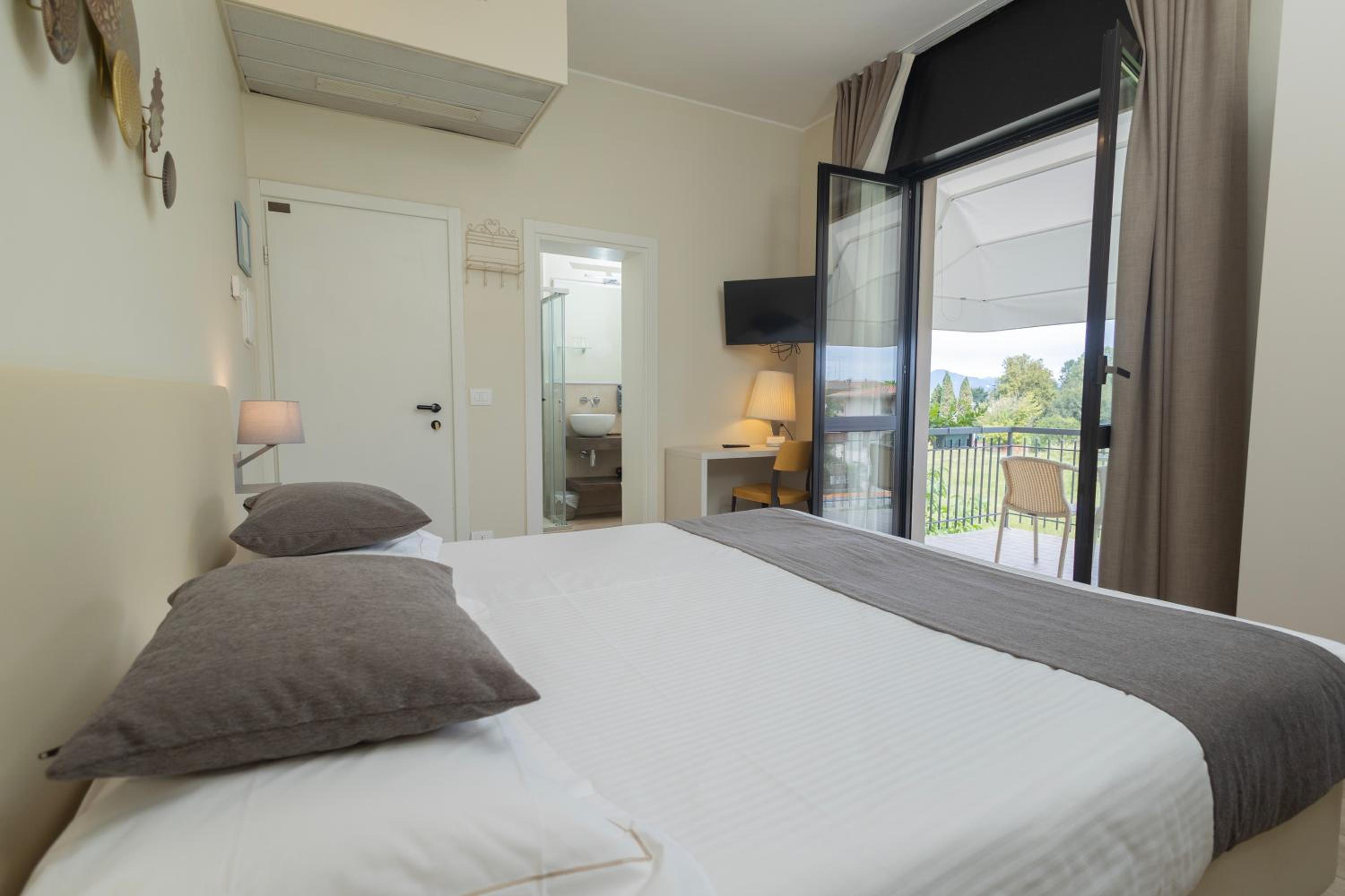 Comfort Double with Balcony and lake view - Photo 9