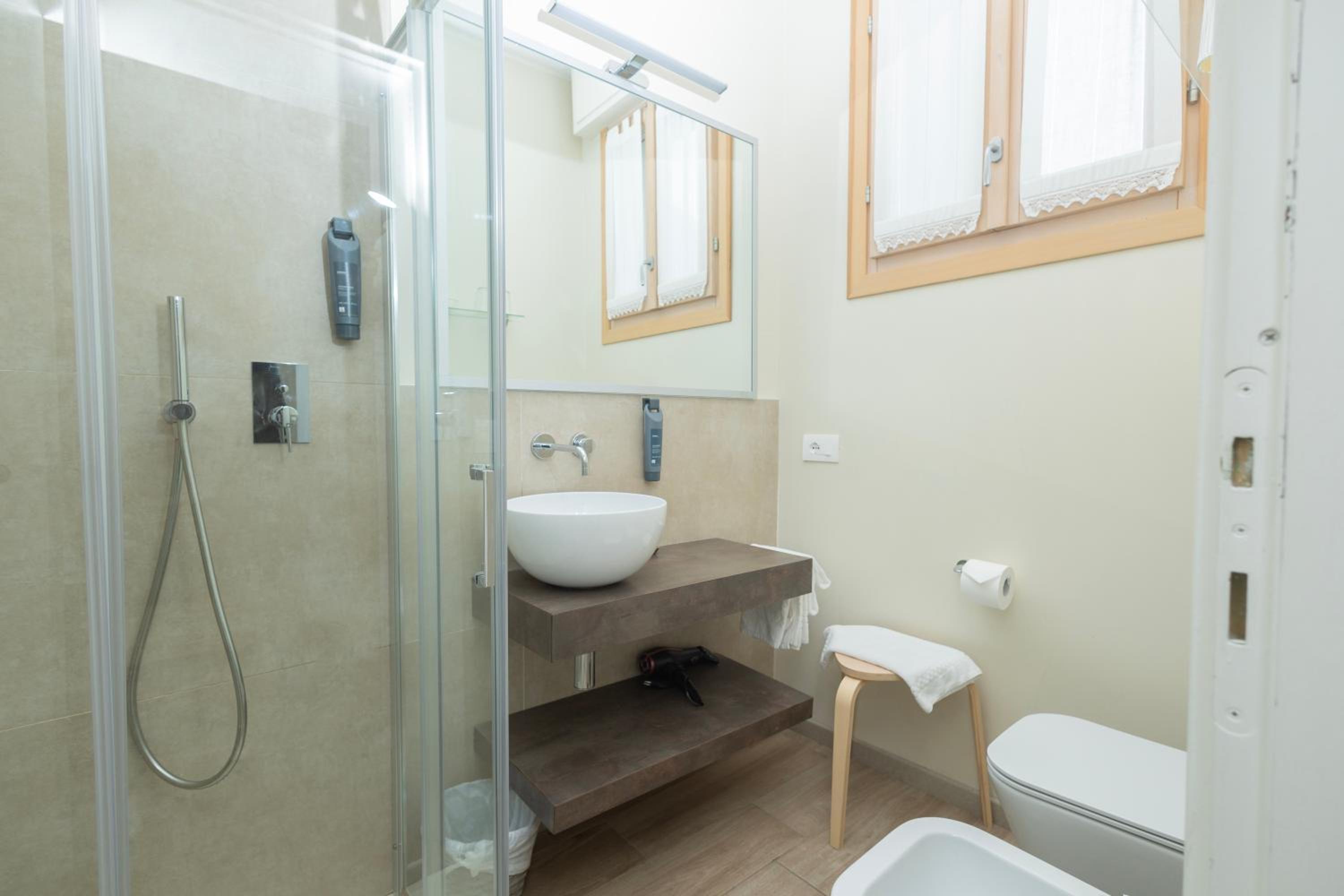 Comfort Double with Balcony and lake view - Photo 10
