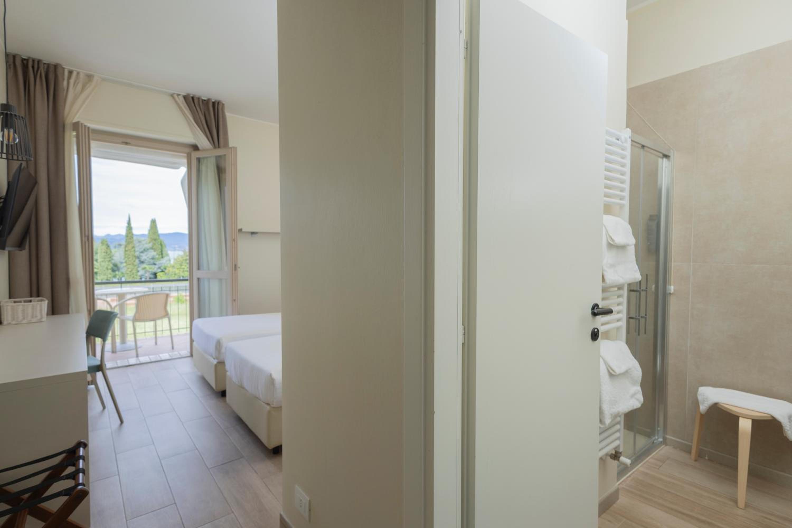 Comfort Double with Balcony and lake view - Photo 12