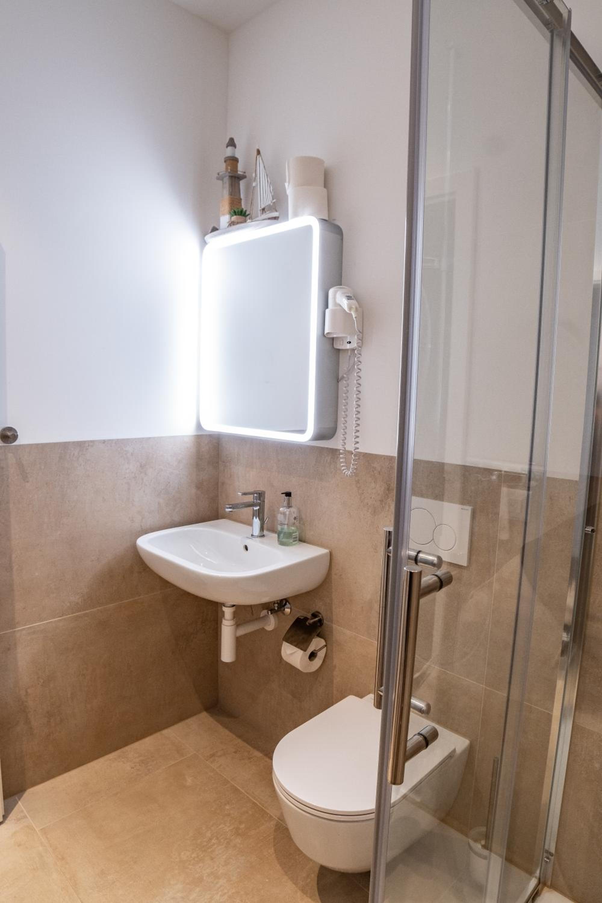 Superior One-Bedroom Apartment with Private Bathroom and Kitchenette photo 3