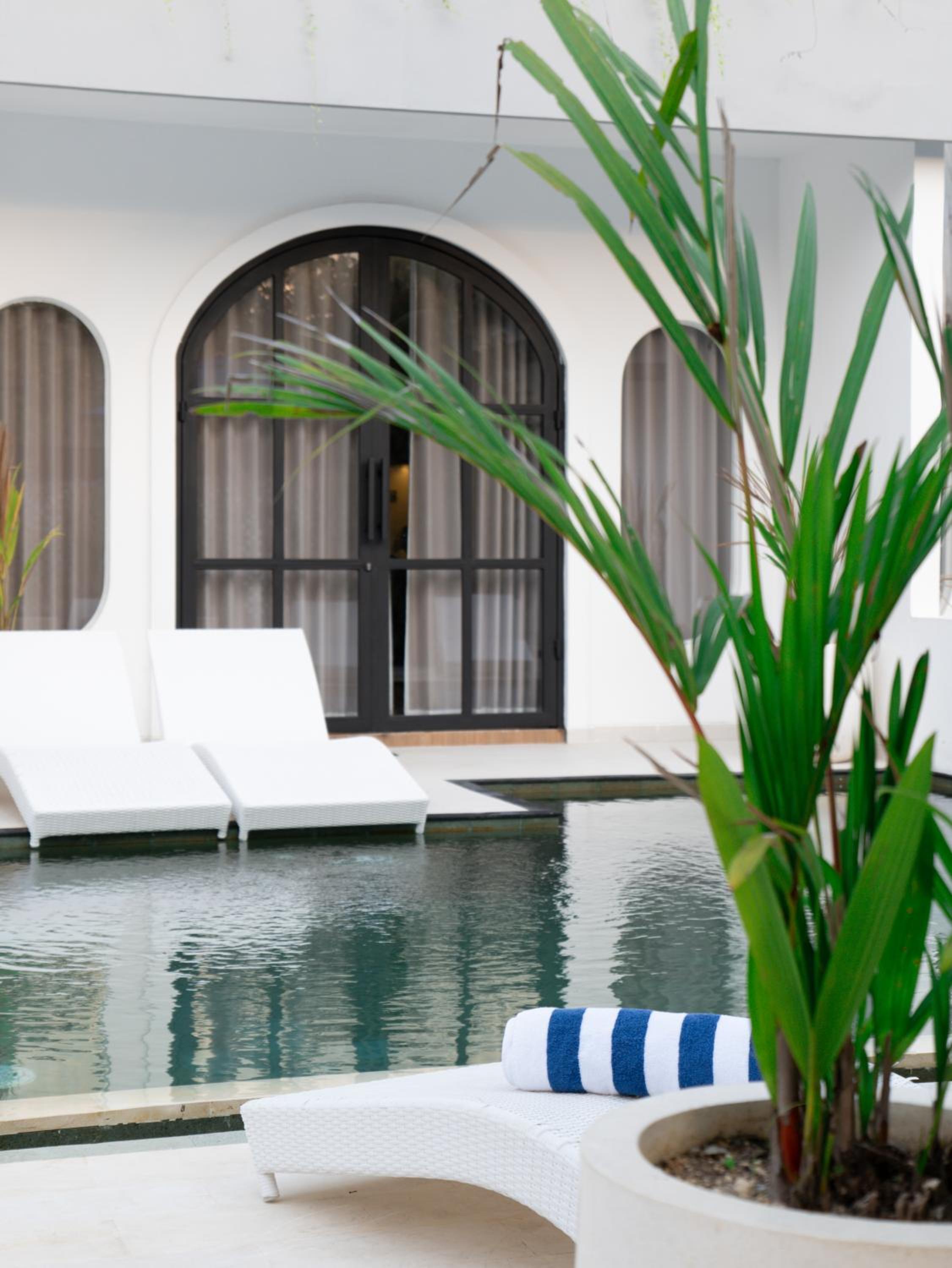 Junior Suite Pool Access - Photo 5