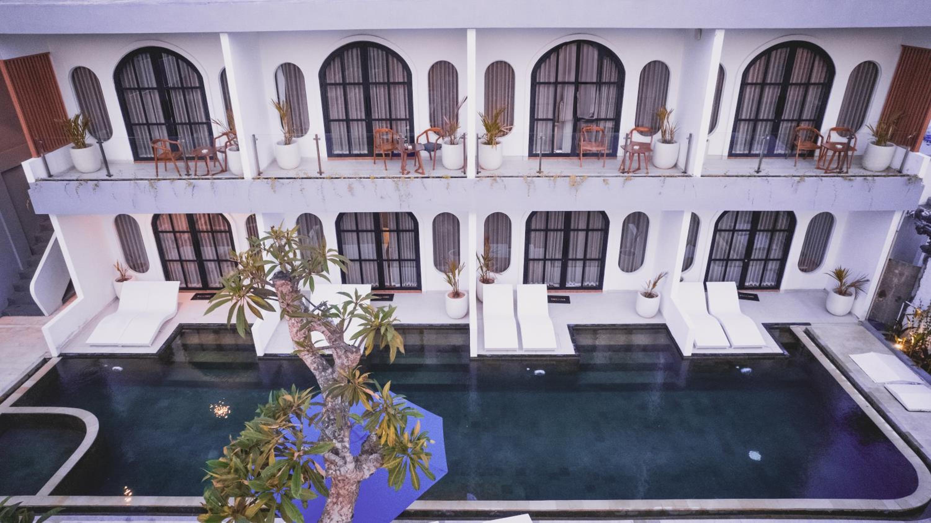 Junior Suite Pool Access - Photo 3