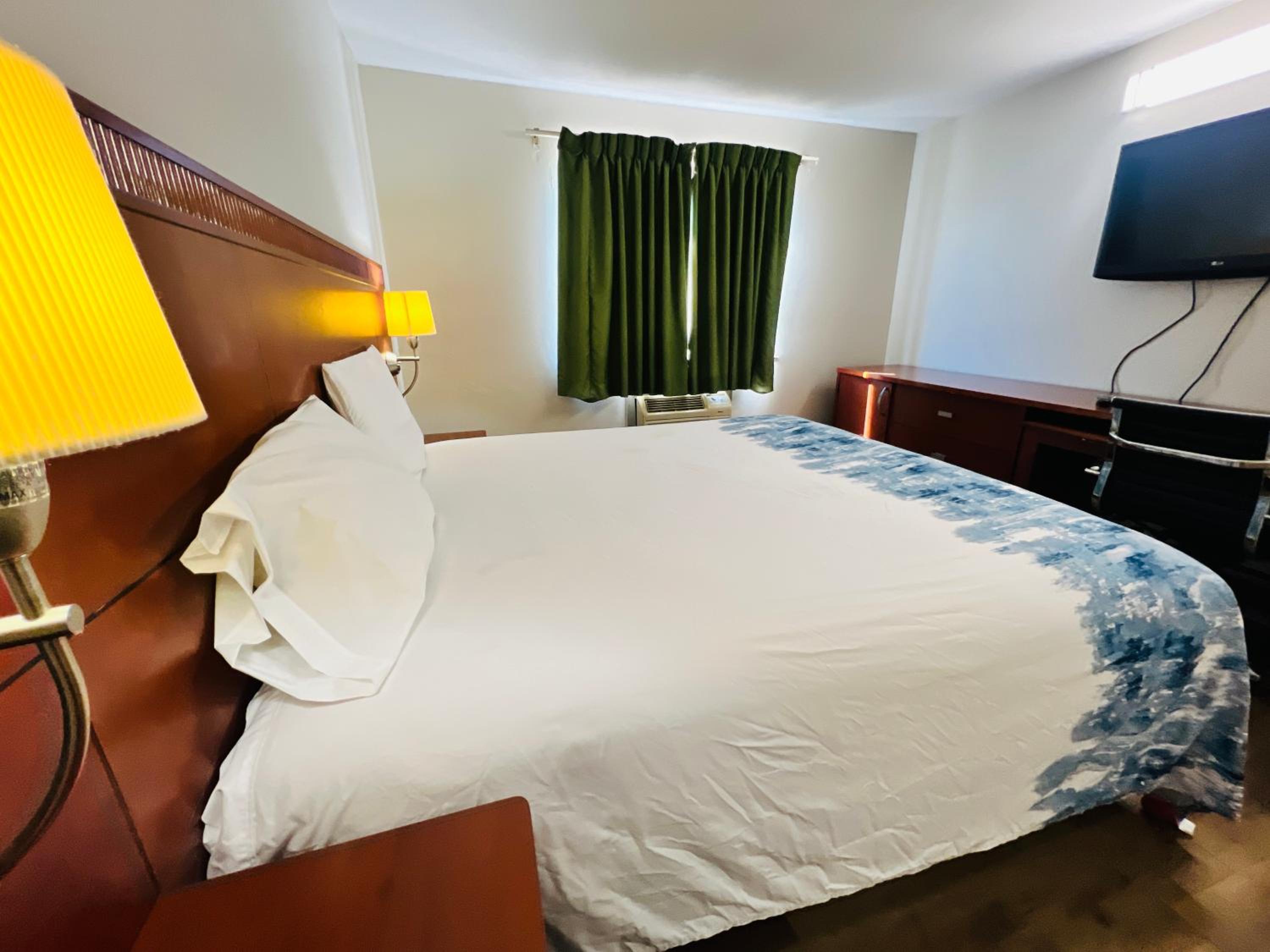 King Bed Non-Smoking photo 3