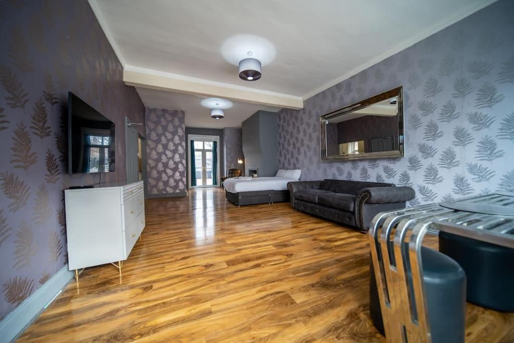Five-Bedroom House photo 1