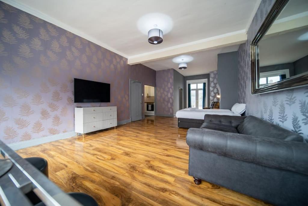 Five-Bedroom House photo 3