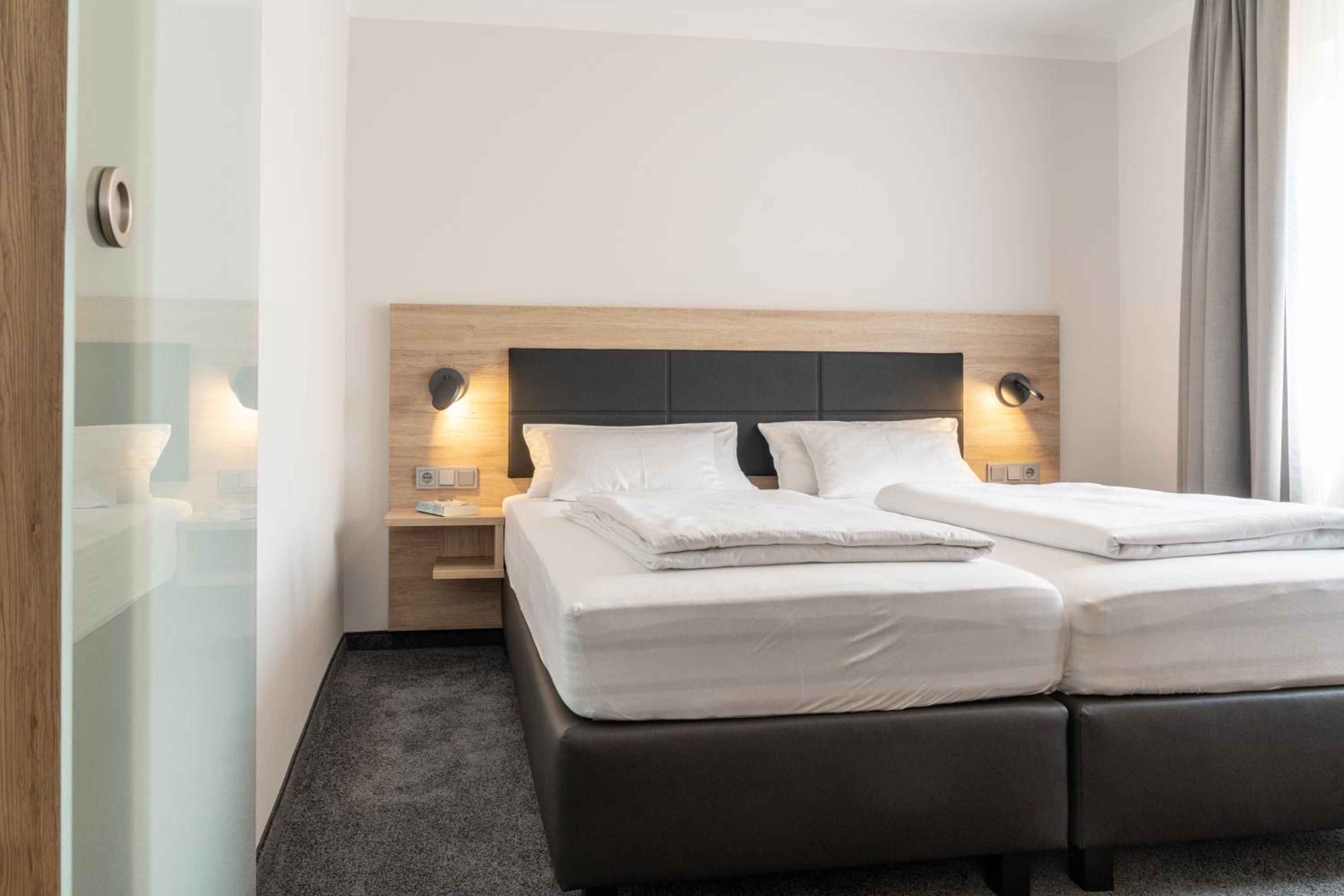 Large Double Room - Photo 1