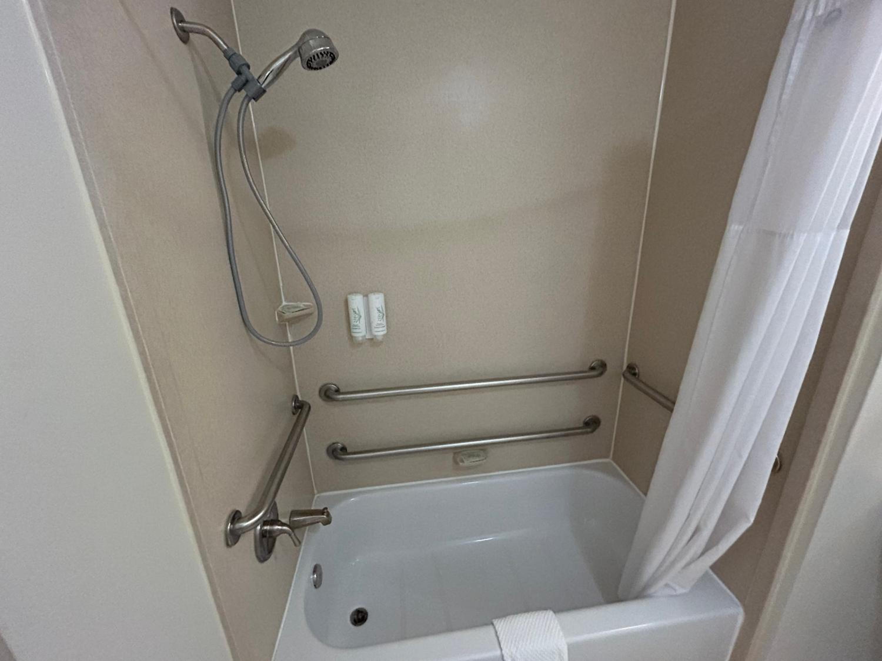 Queen Room with Two Queen Beds - Disability Access/Non-Smoking - Photo 4