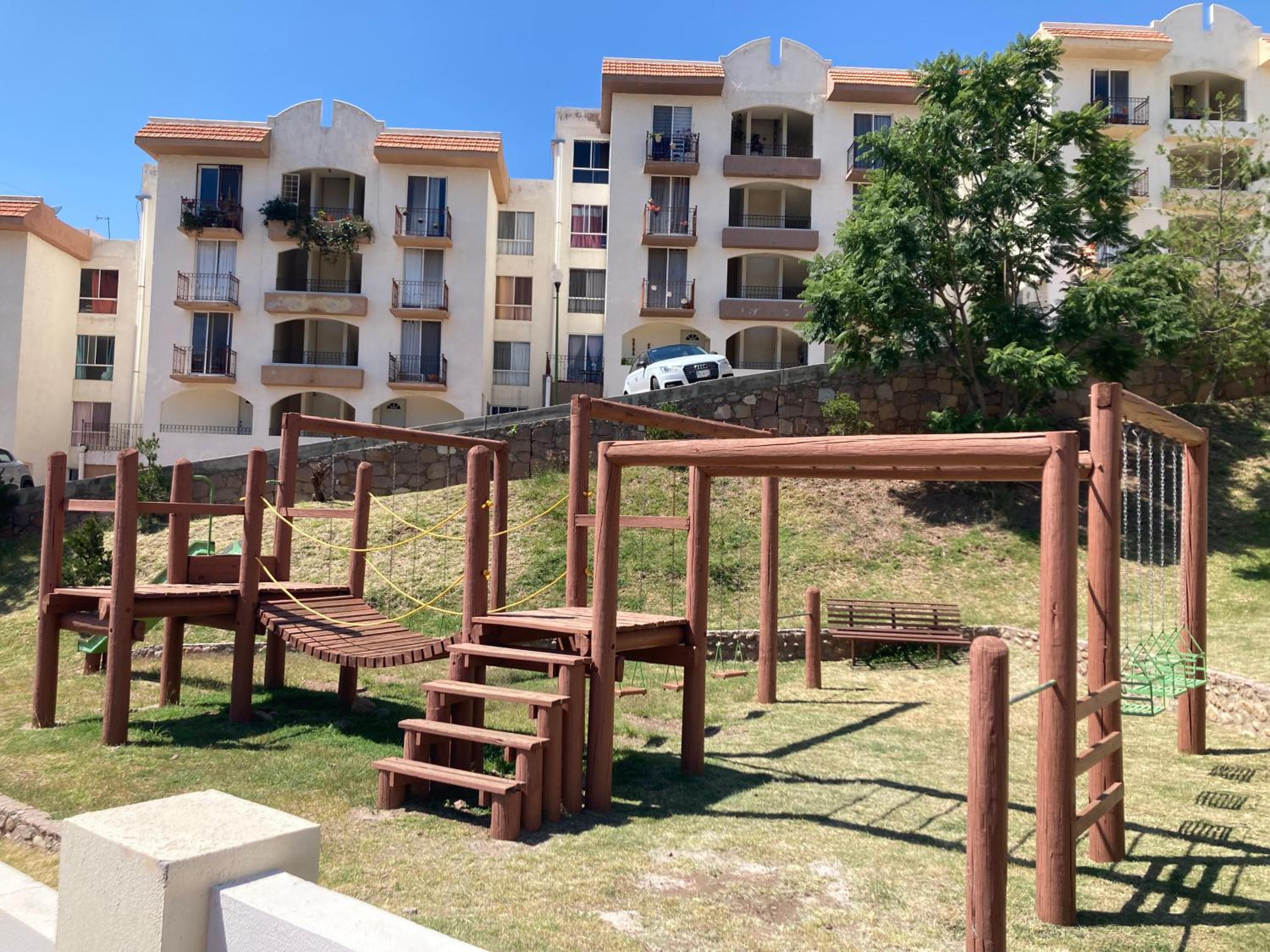 Three-Bedroom Apartment with Balcony photo 2