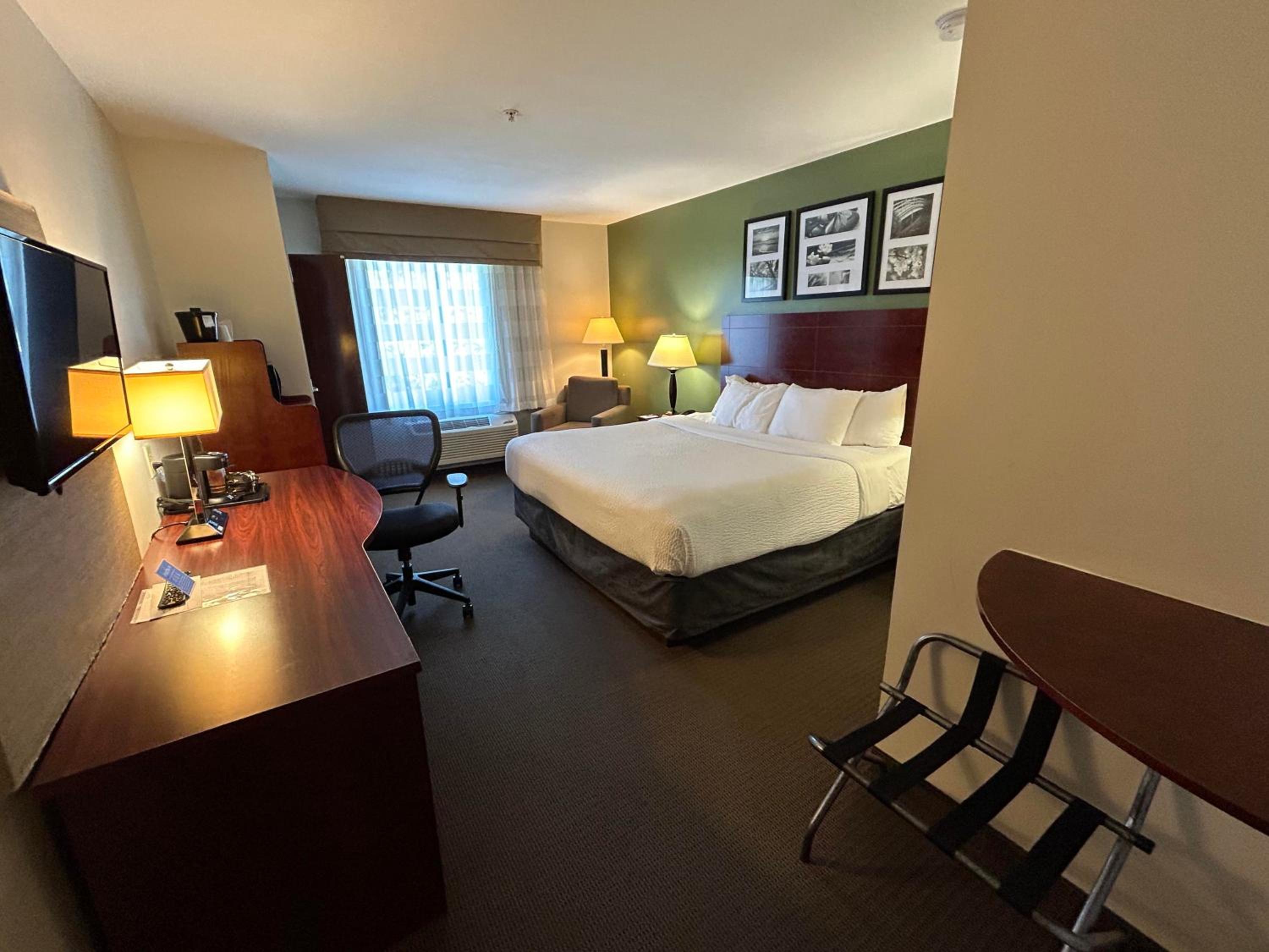 Standard King Room - Non-Smoking  - Photo 1