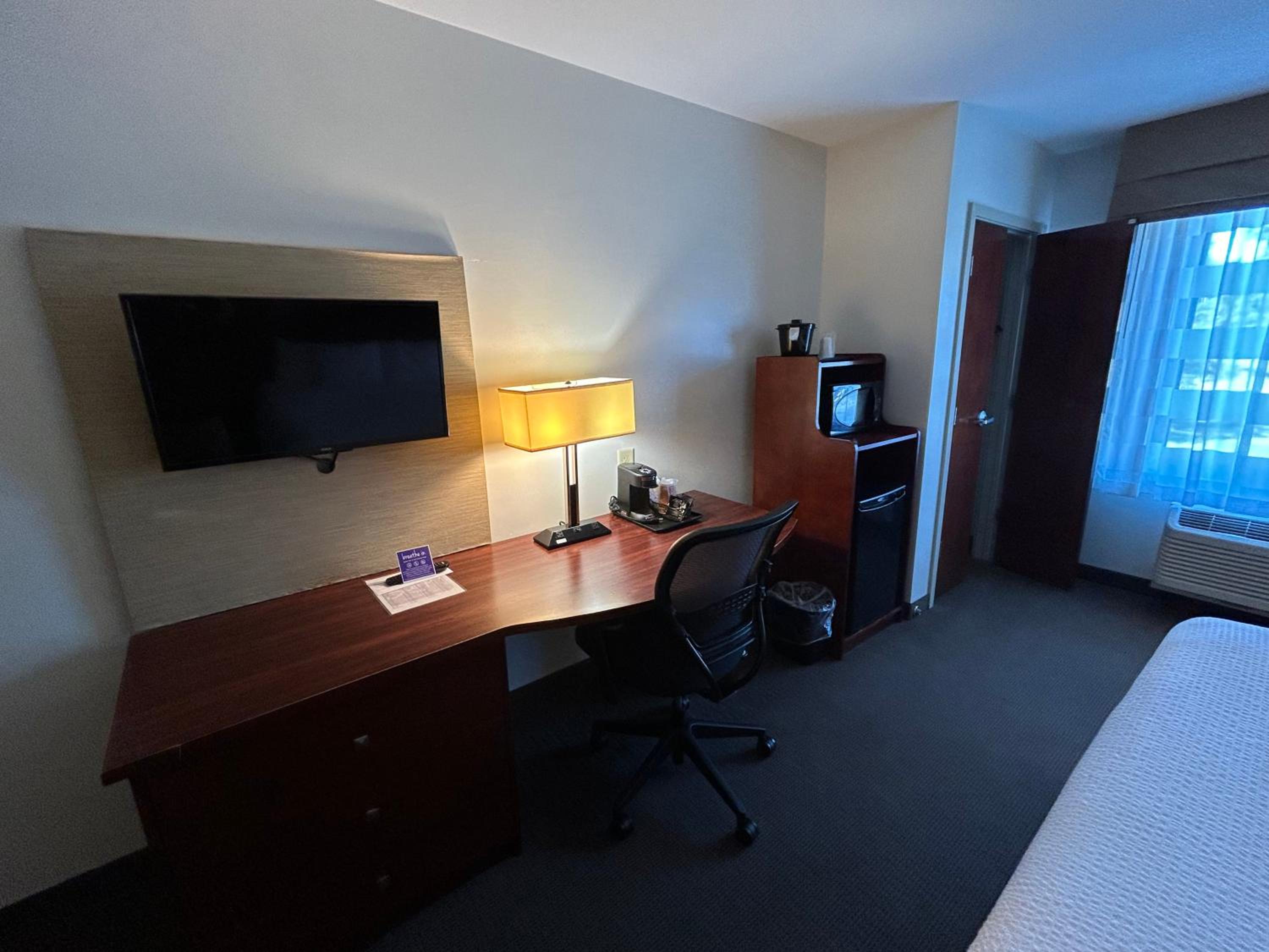 Standard King Room - Non-Smoking  - Photo 2