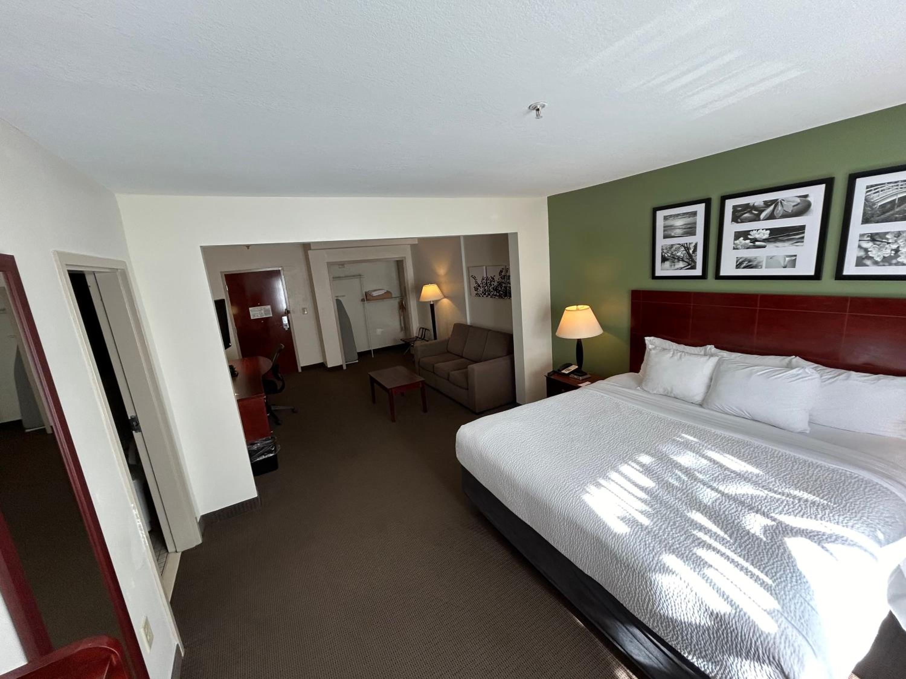 King Suite - Accessible/Non-Smoking photo 2