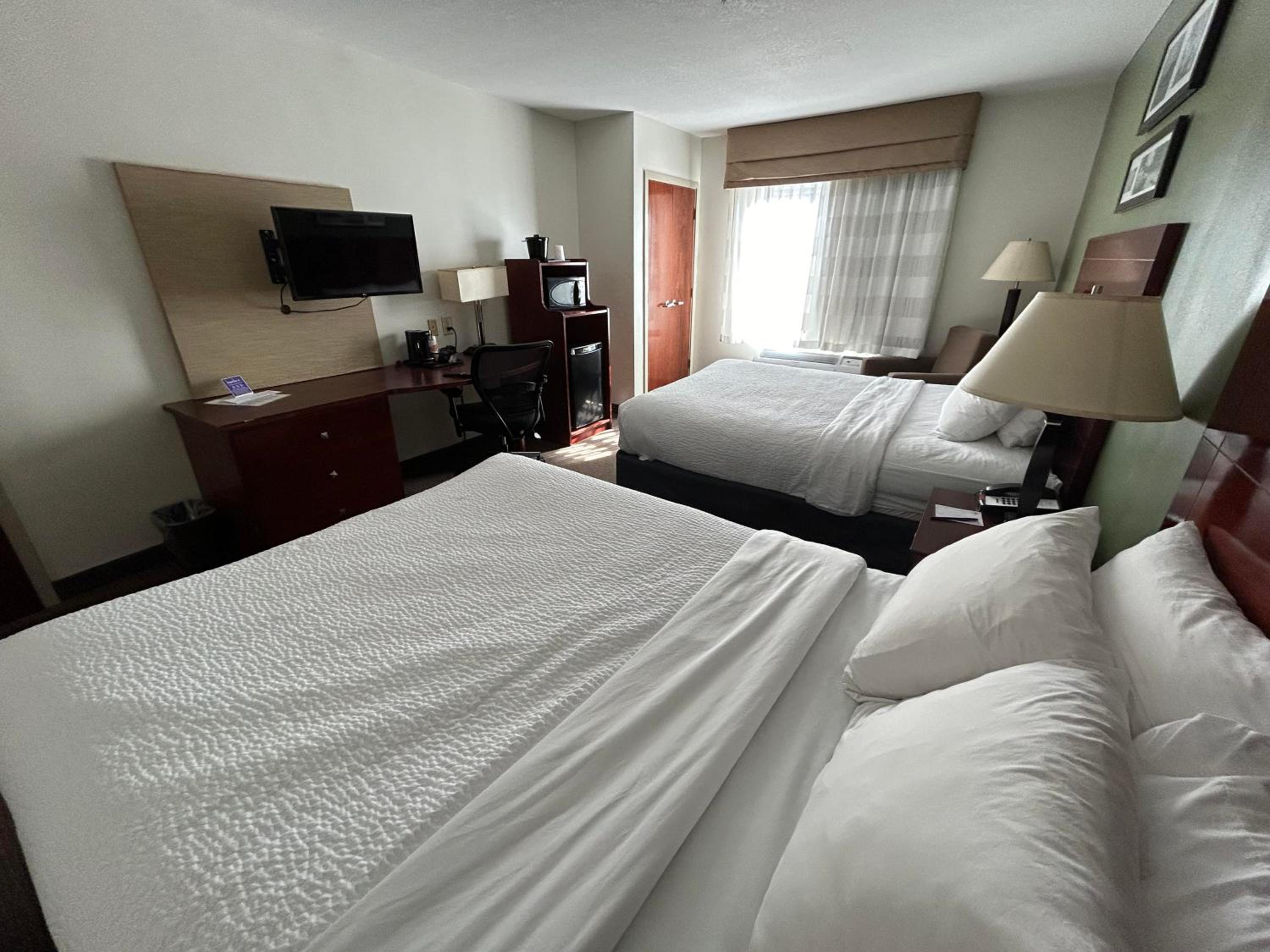 Queen Room with Two Queen Beds - Non-Smoking - Photo 2