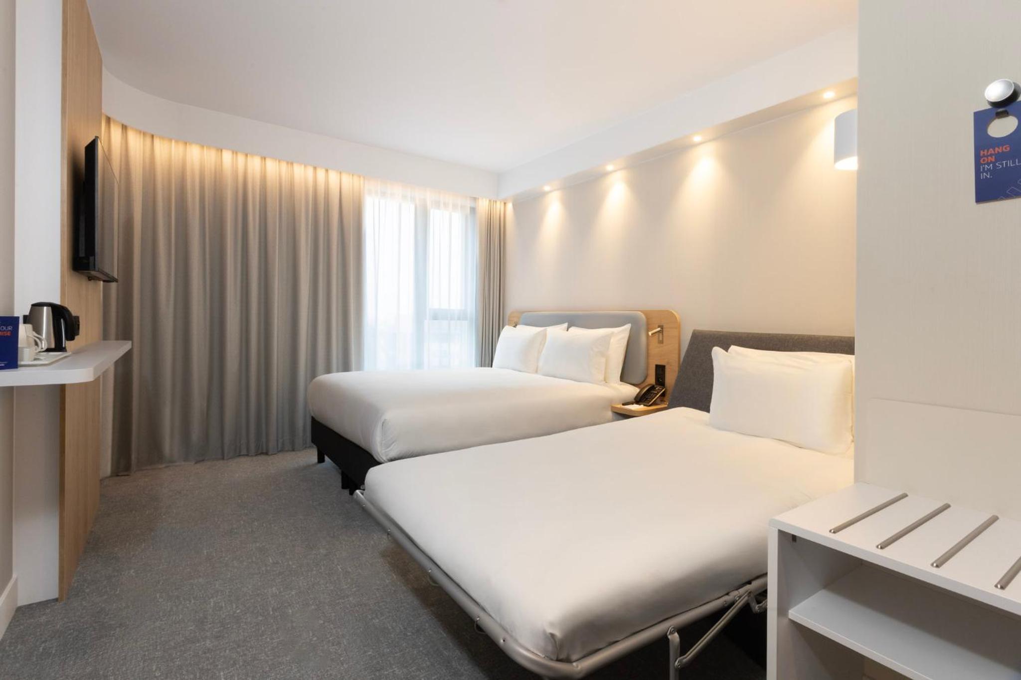 Standard Queen Room with Single Sofa Bed - Free Breakfast photo 1