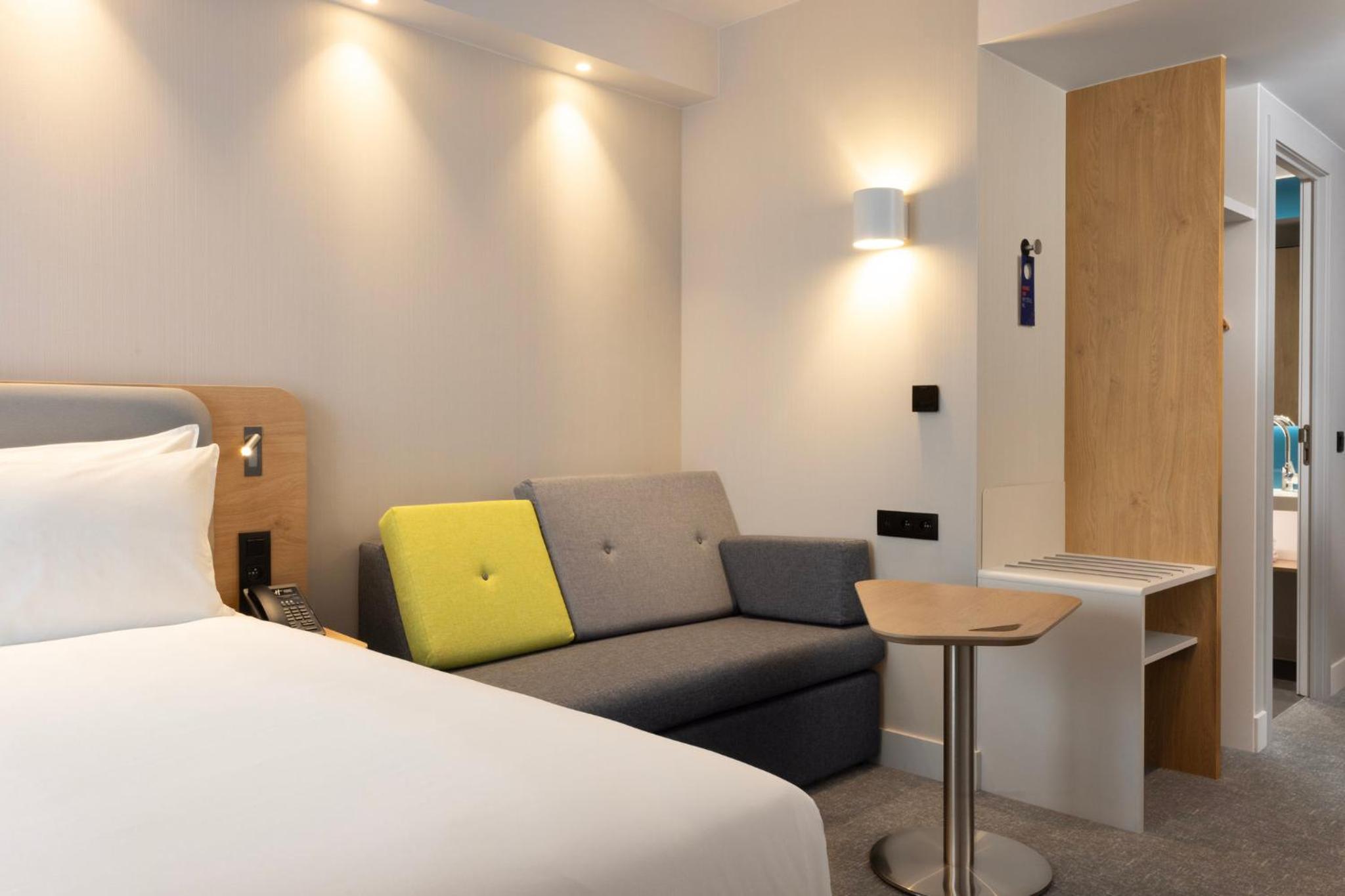 Standard Queen Room with Sofa Bed - Mobility Access photo 1
