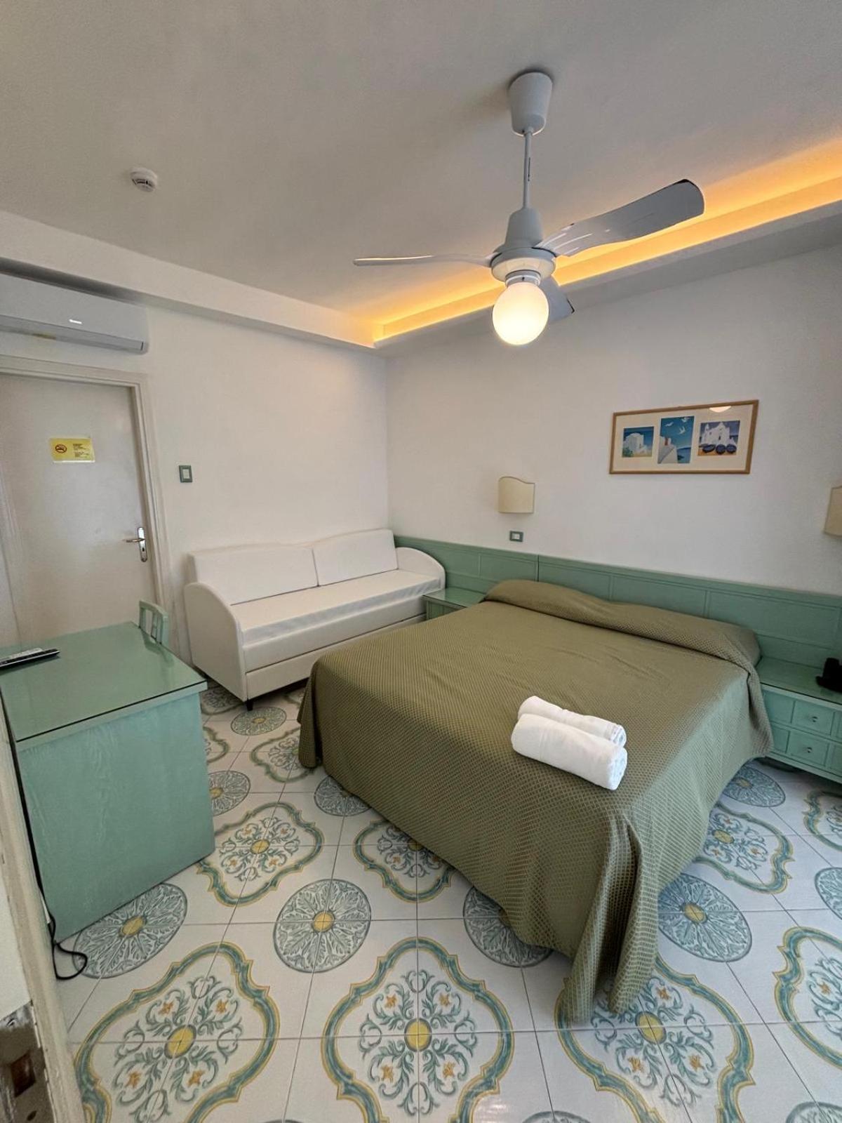 Economy Quadruple Room - Photo 2