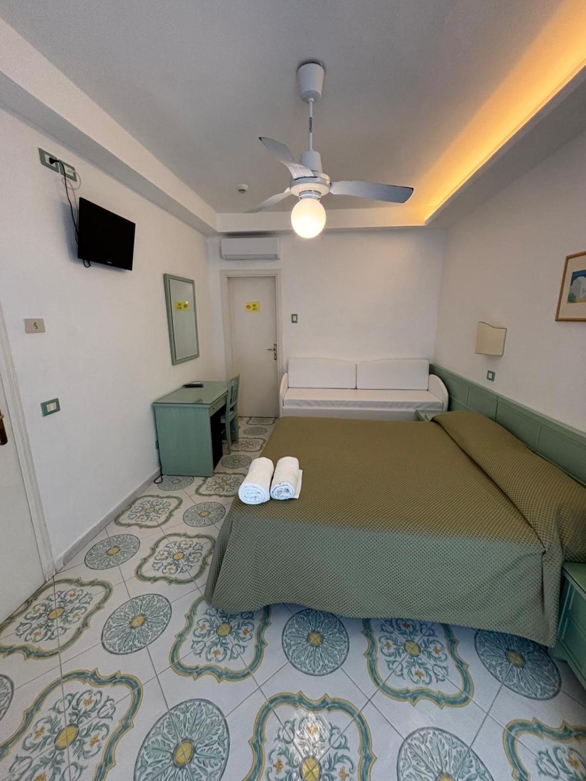 Economy Quadruple Room - Photo 5