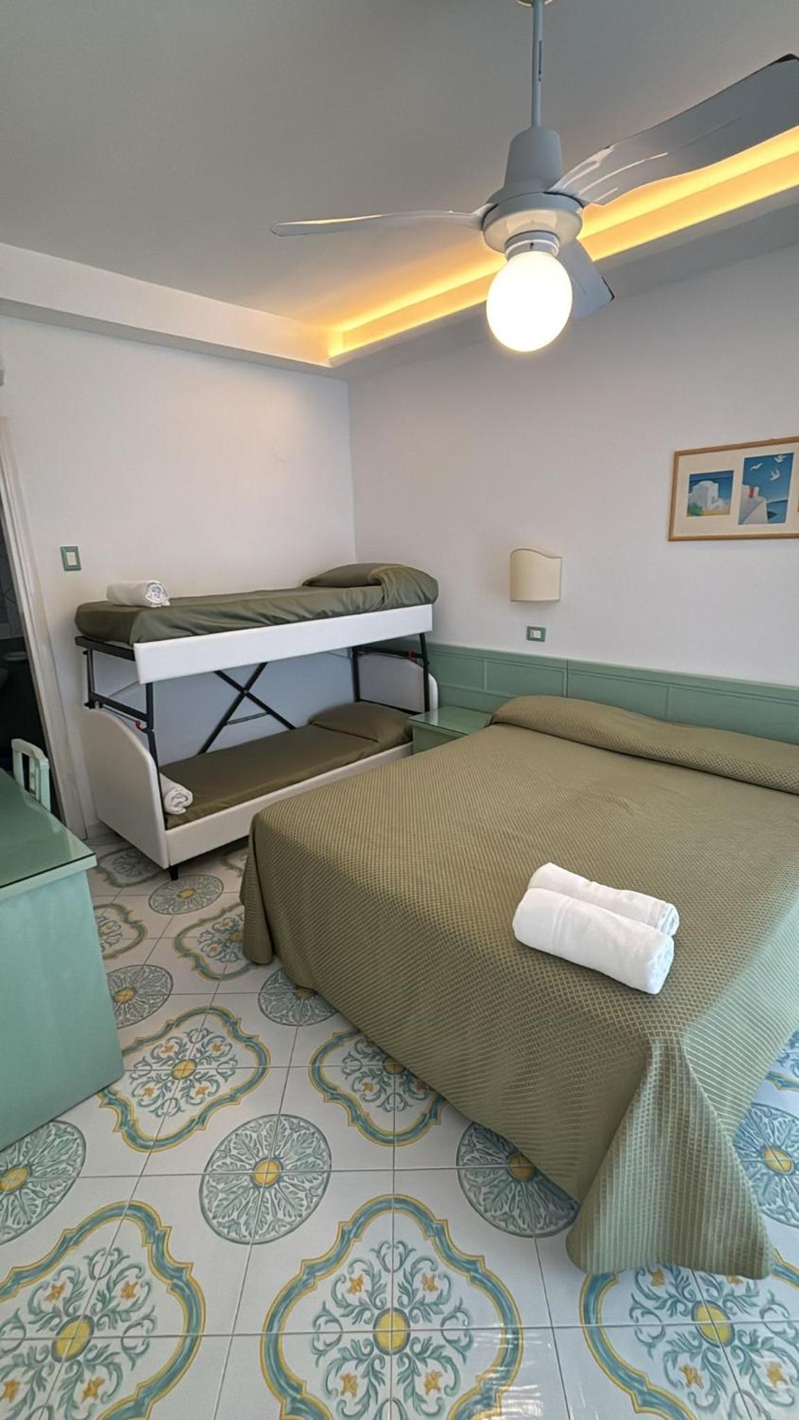 Economy Quadruple Room - Photo 6