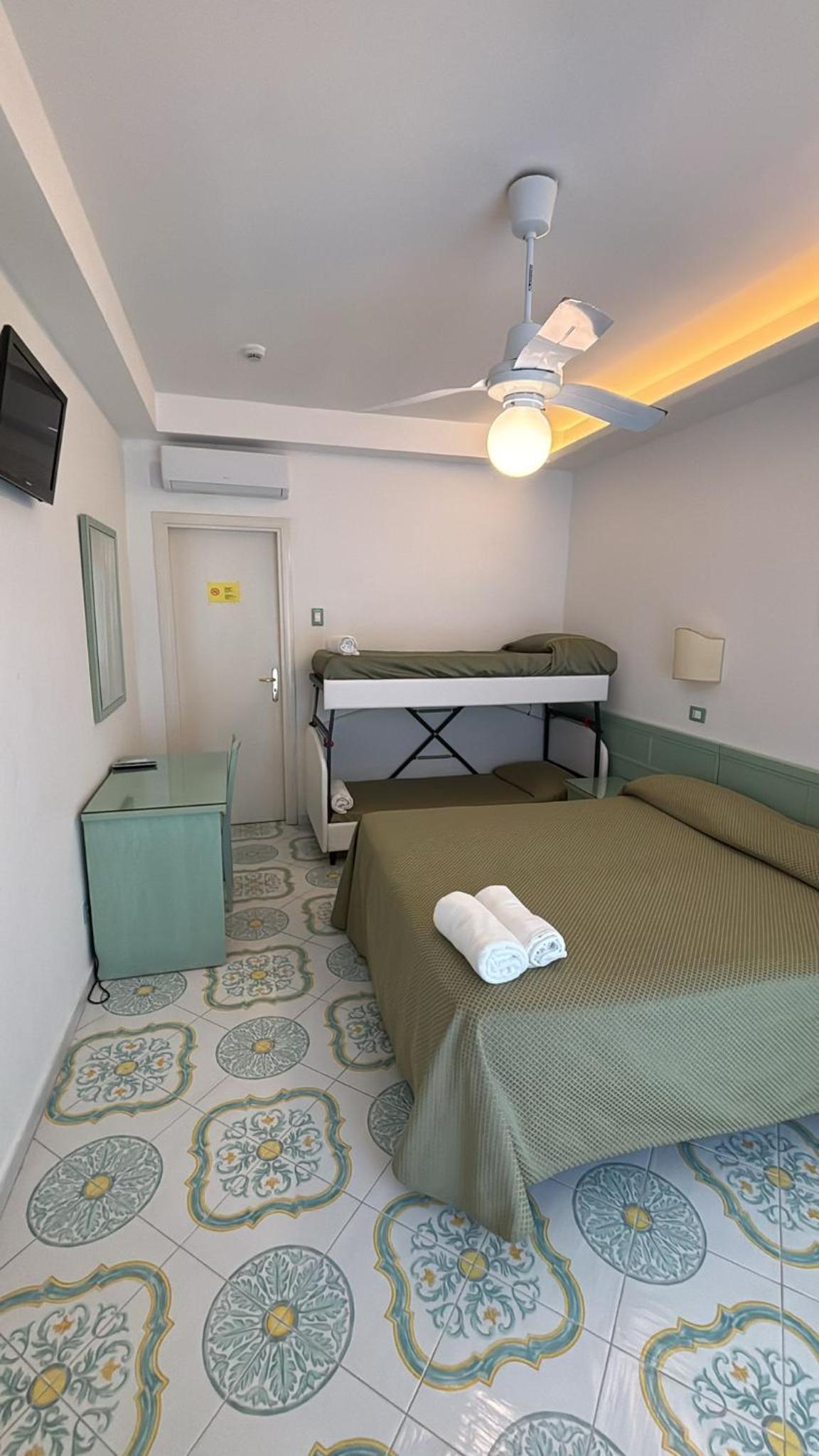 Economy Quadruple Room - Photo 7
