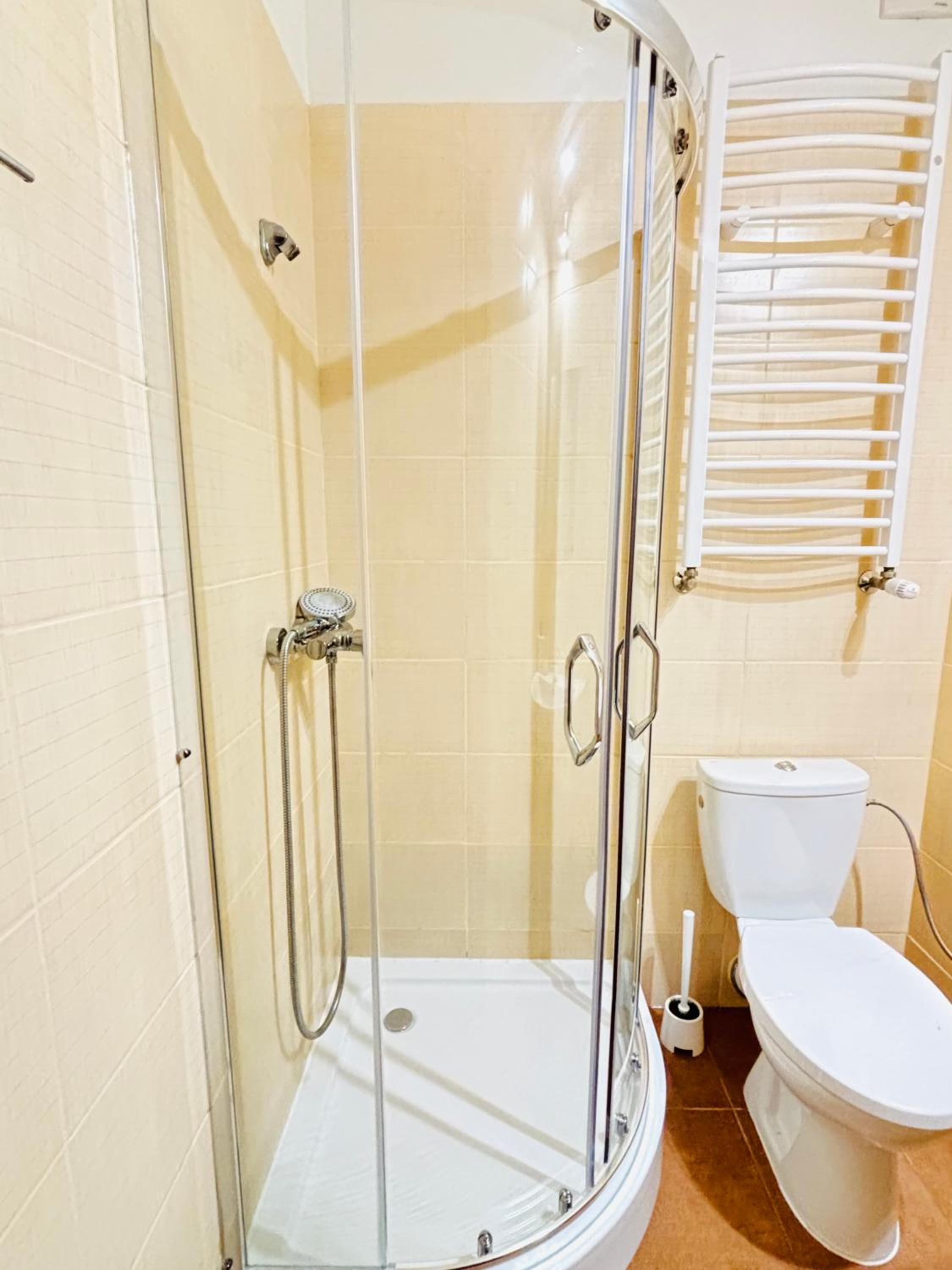 Family Room with Private Bathroom - Photo 4