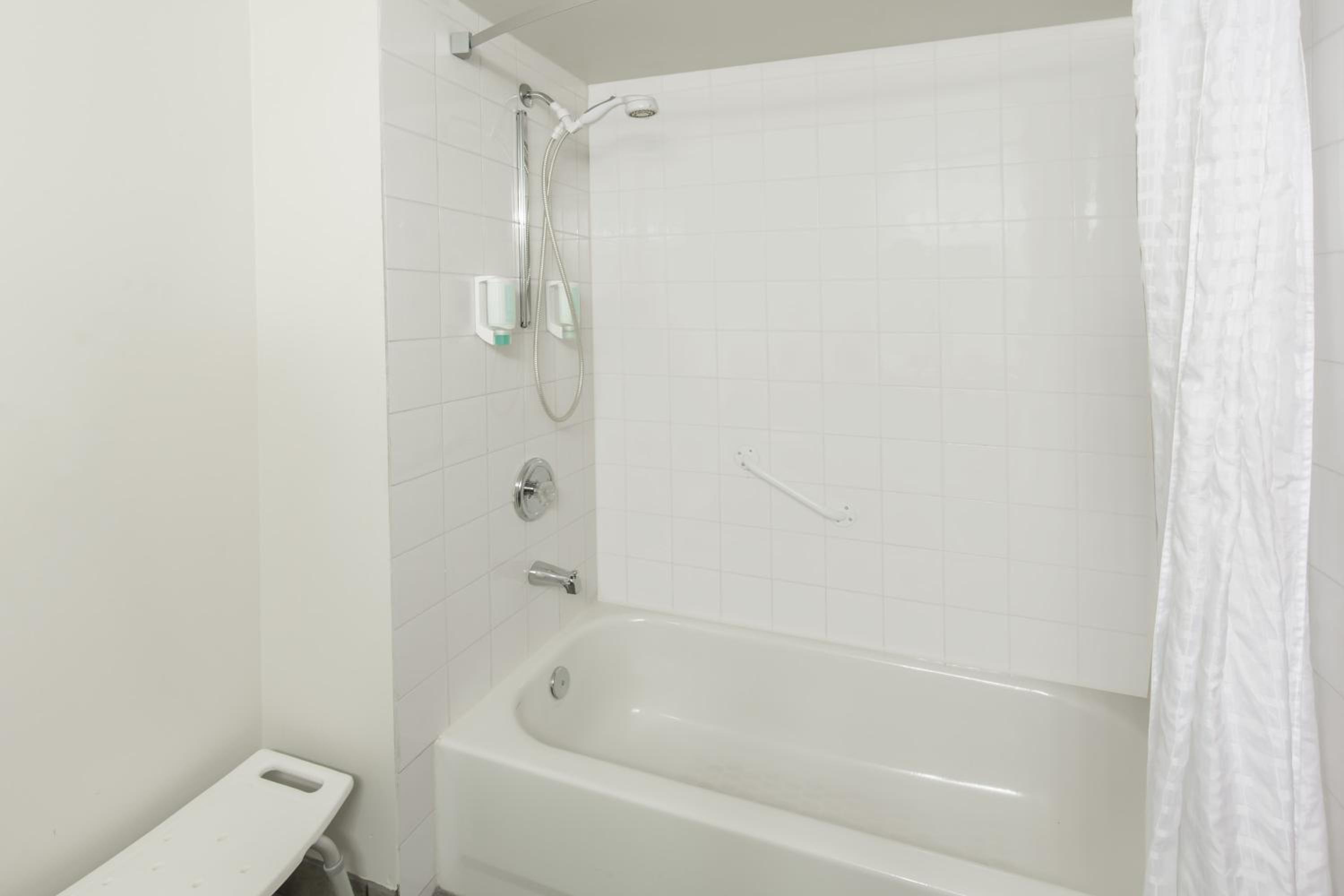 King Room with Tub with Grab Bars - Mobility and Hearing Access/Non-Smoking - Photo 5
