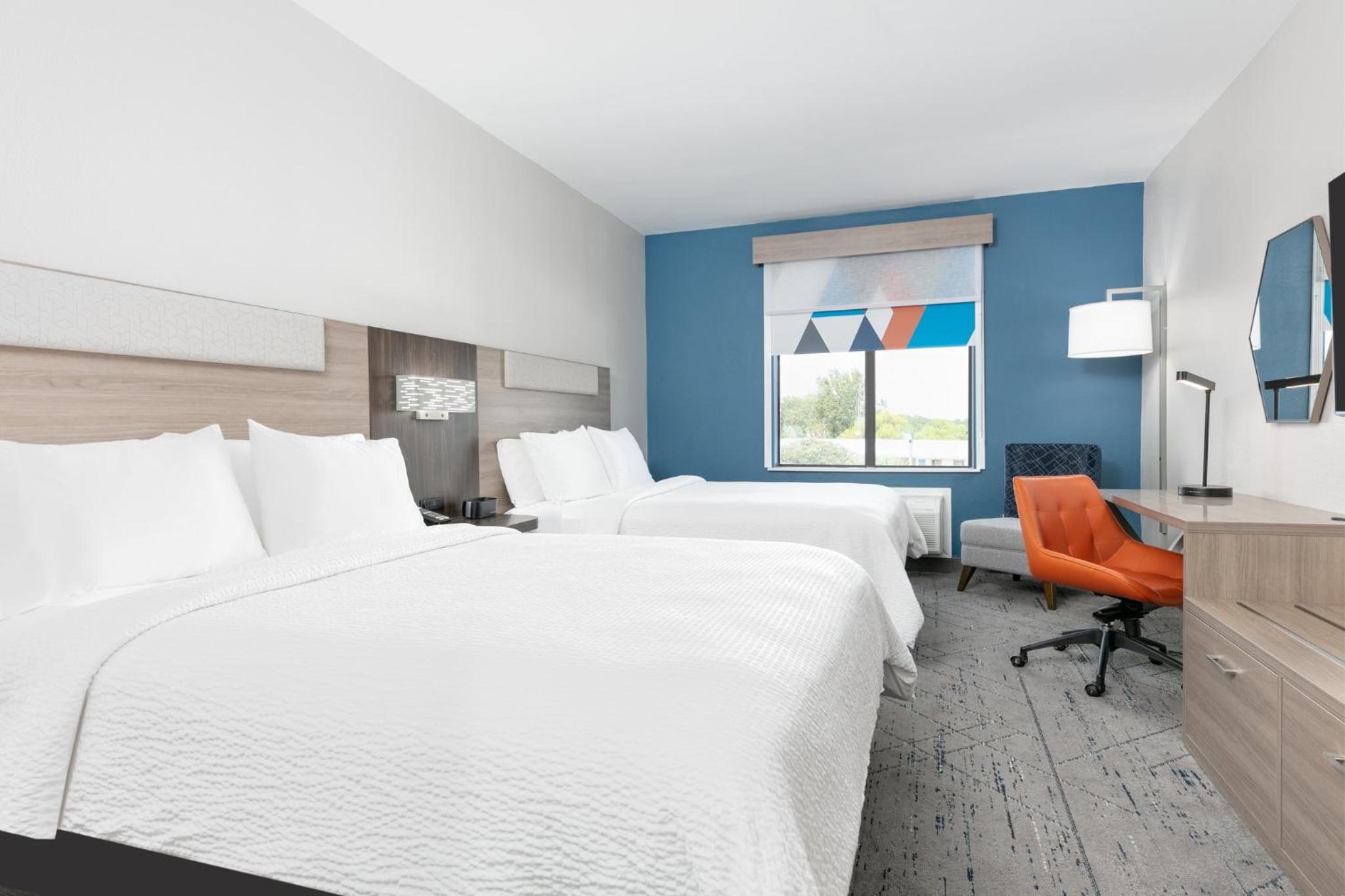 Standard Room with Two Queen Beds photo 3