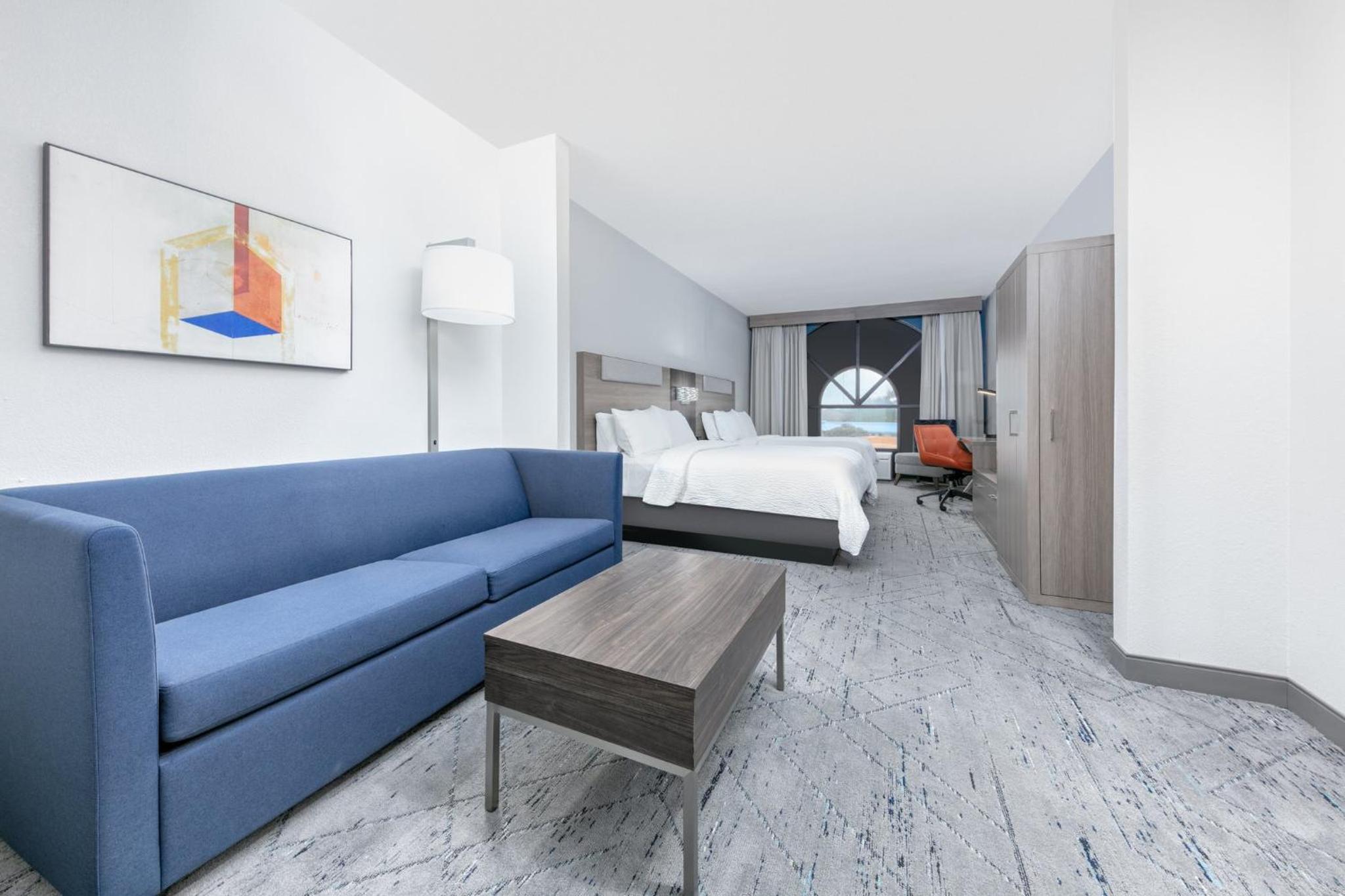 Queen Suite with Sofa Bed photo 3