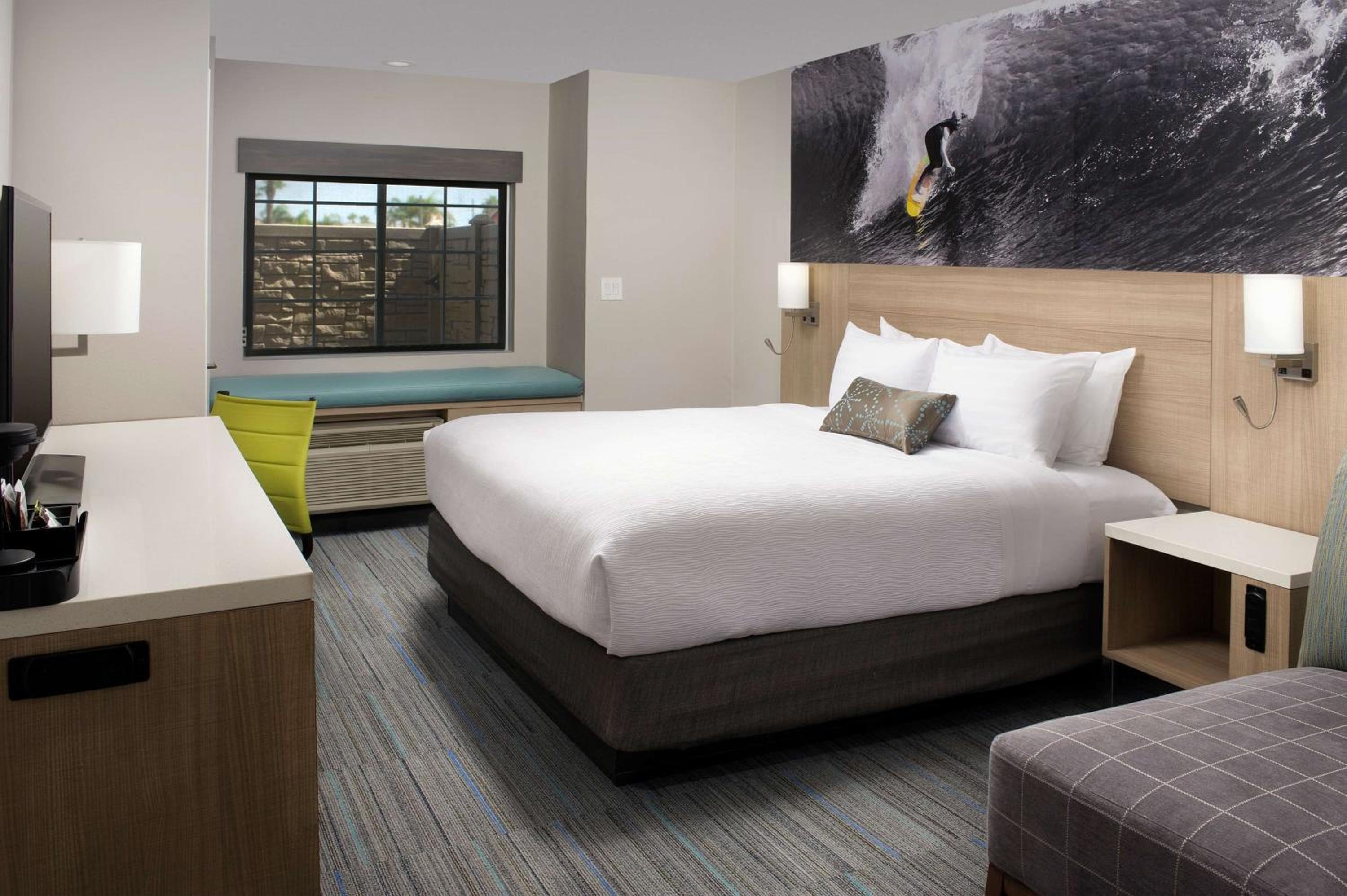 King Room - Non-Smoking - Photo 4