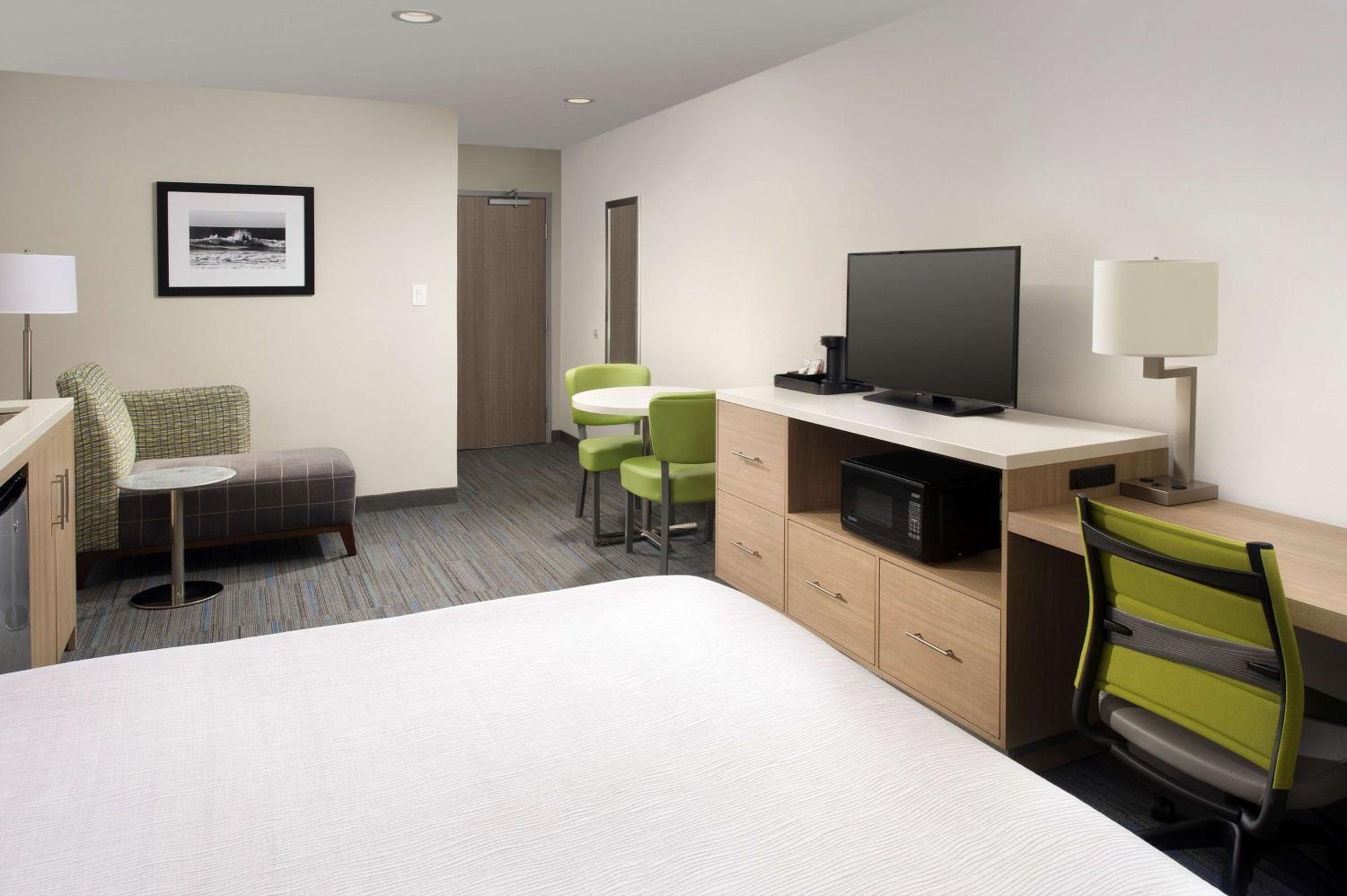 King Room with Wet Bar - Photo 4